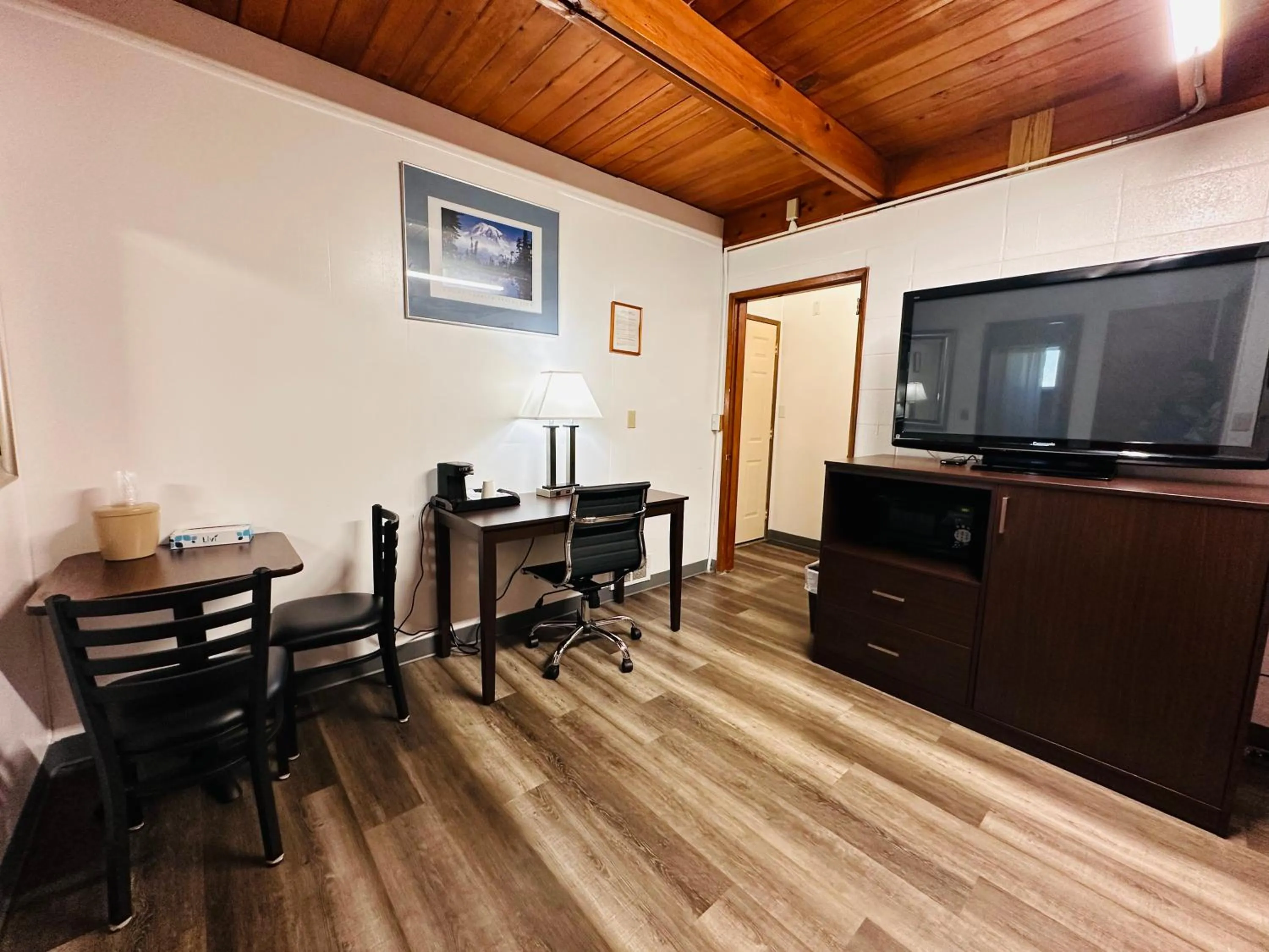 Deluxe Queen Room with Two Queen Beds in Anchor Inn Motel by Loyalty