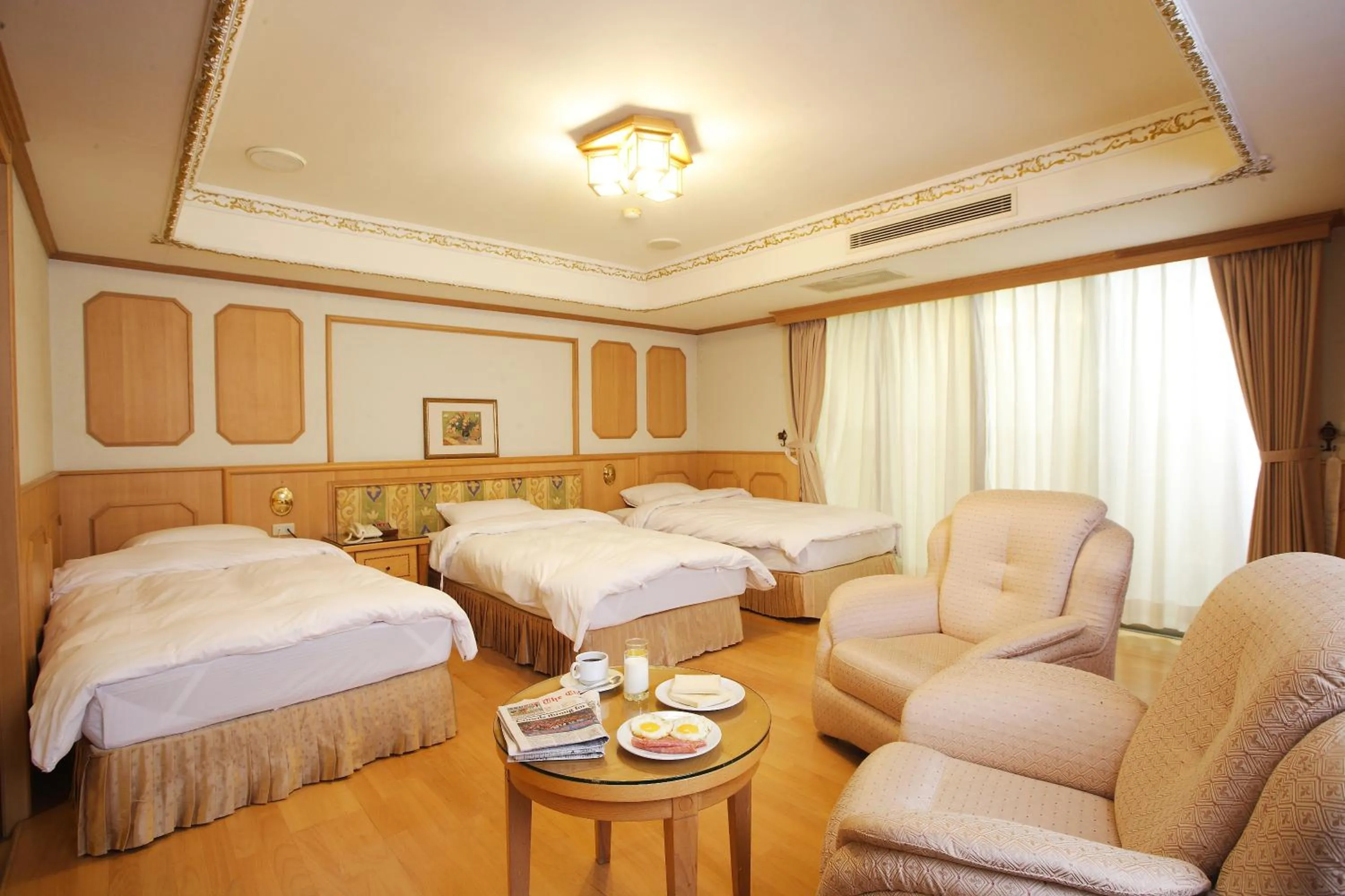 Deluxe Triple Room in Kingdom Hotel