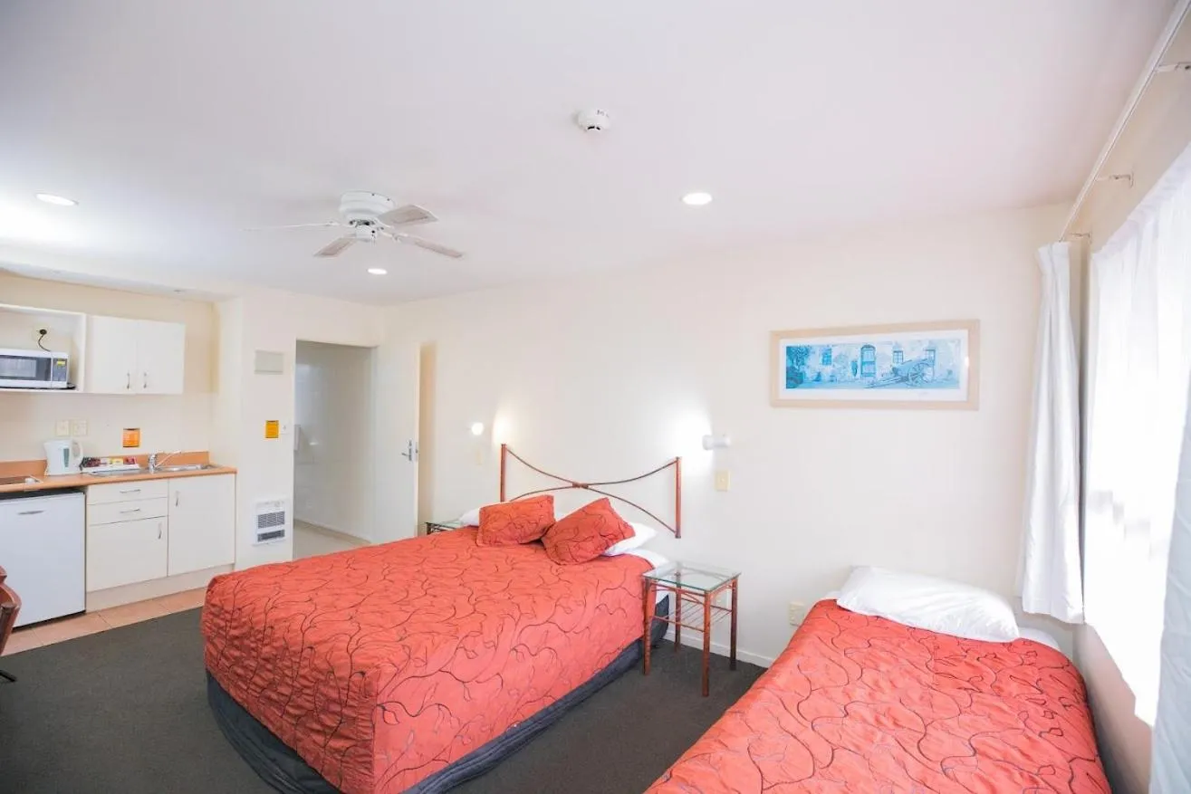 Studio with Spa Bath in Albany Executive Motor Inn Limited