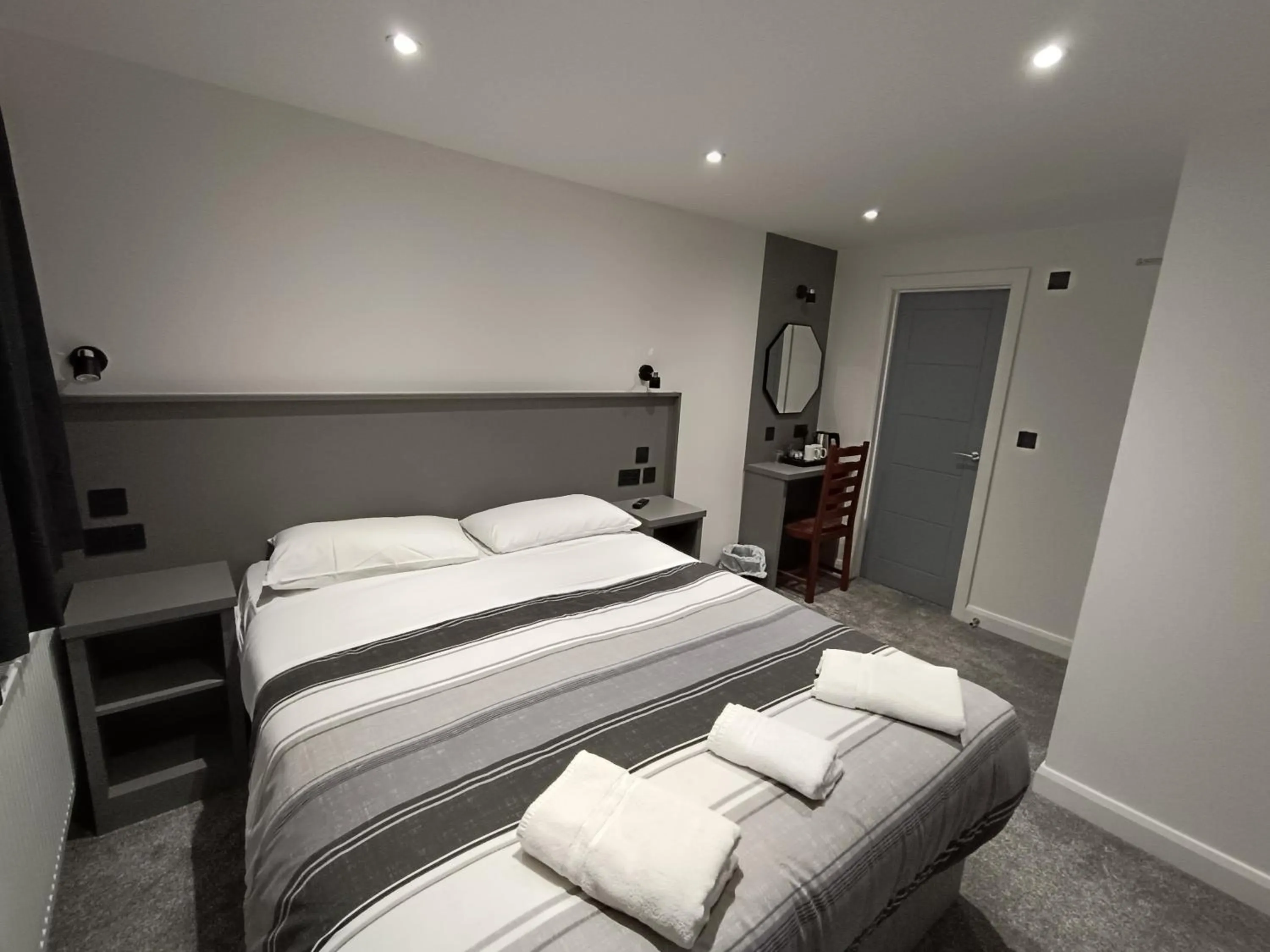 Deluxe King Room in Gainsborough Lodge