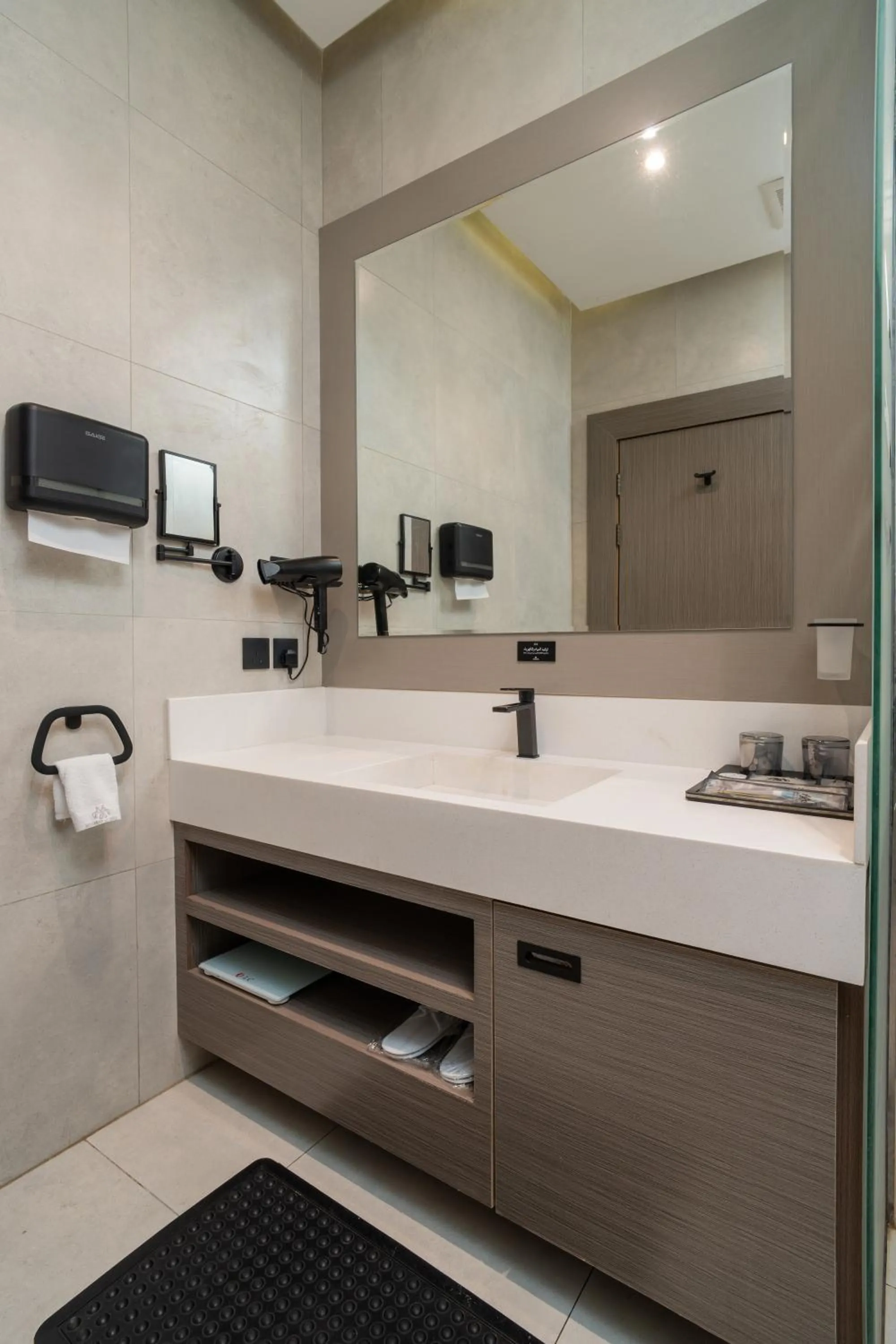 Deluxe King Room in Msharef Almoden hotel