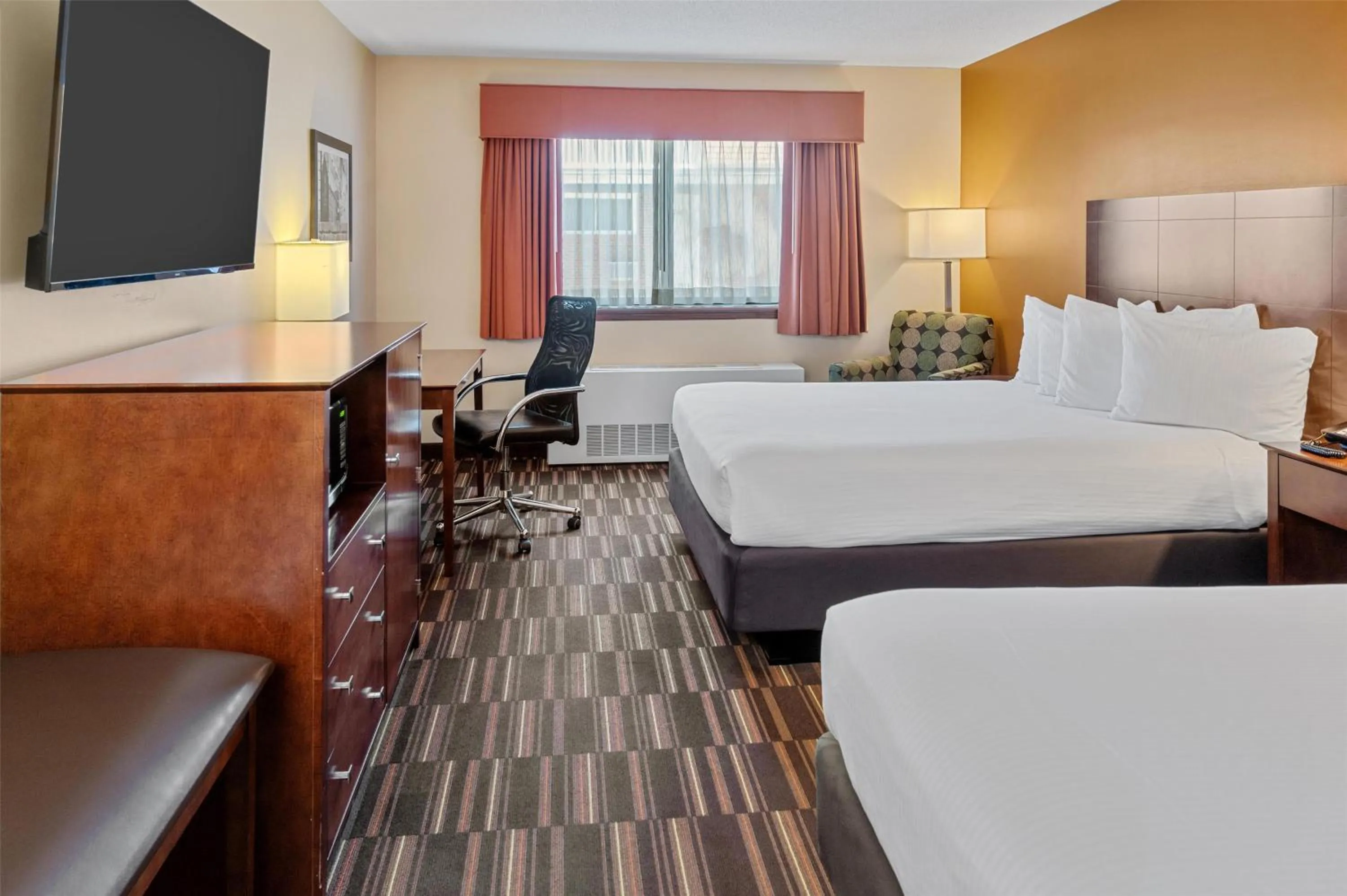 Double Room with Two Double Beds and Roll-In Shower - Disability Access in Best Western Falcon Plaza - Bowling Green