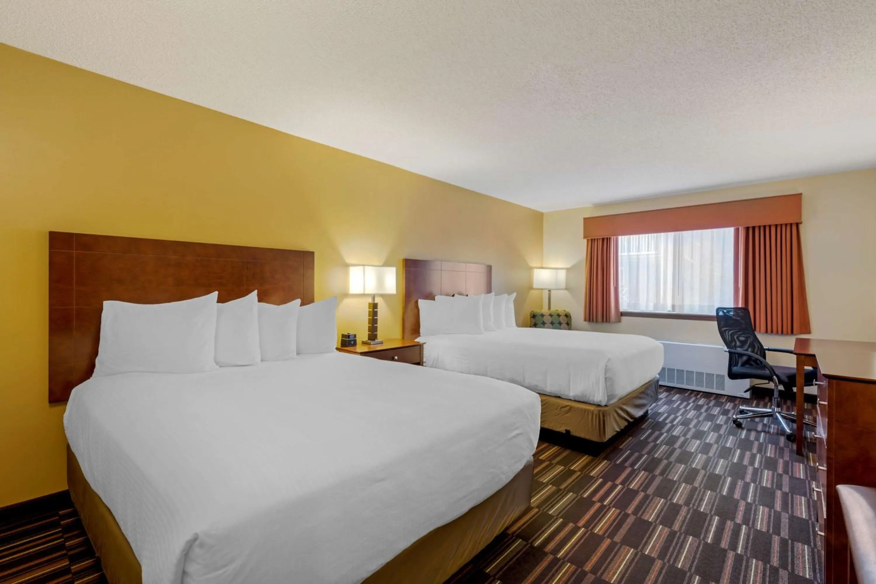 Queen Room with Two Queen Beds - Non-Smoking/Exterior Access in Best Western Falcon Plaza - Bowling Green