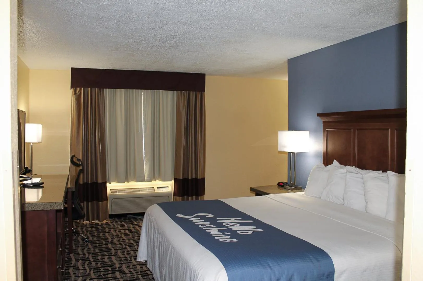 1 King Bed, Studio Suite with Jetted Tub, Non-Smoking in Days Inn by Wyndham Batavia Ohio