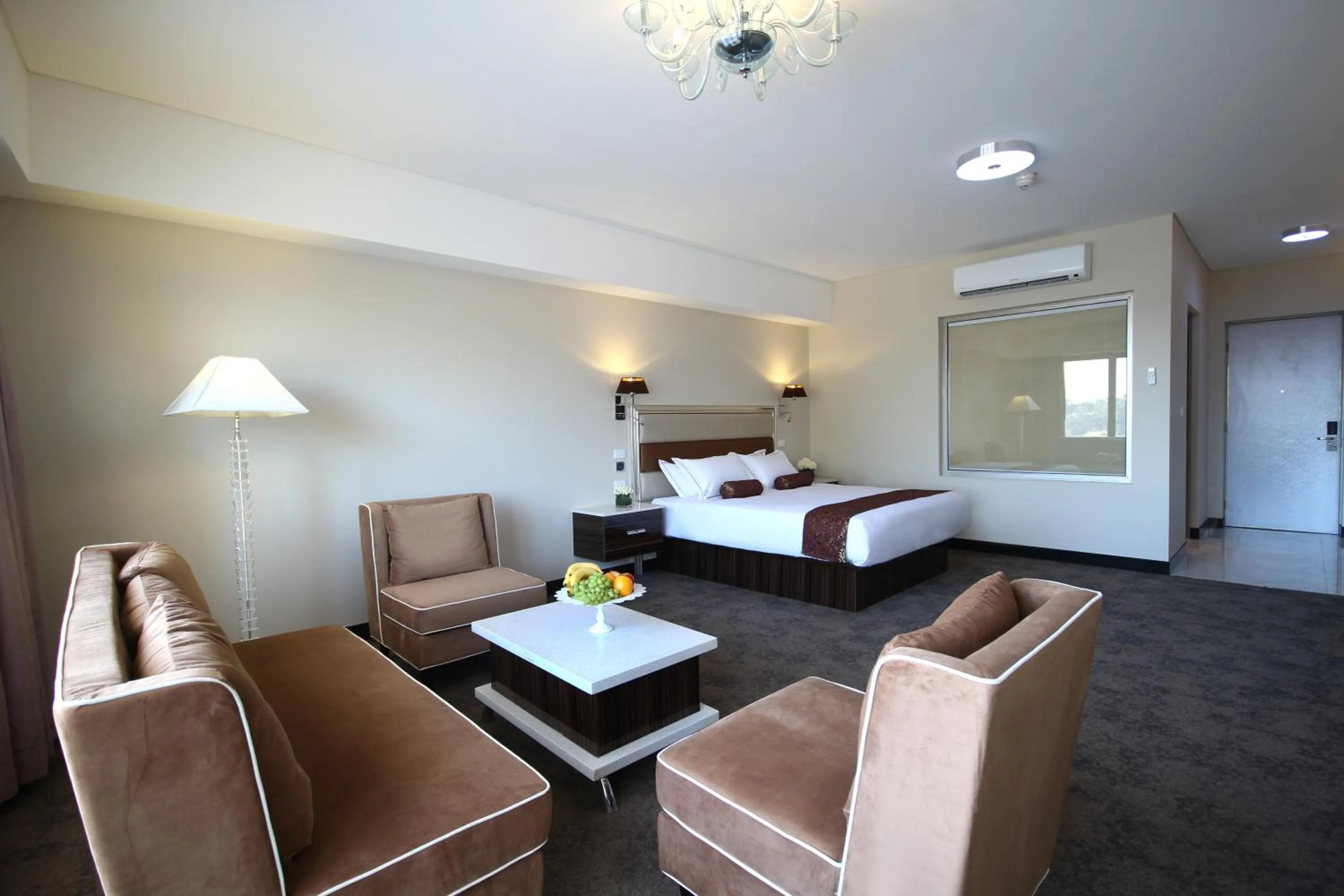 Deluxe King Room in Swan River Hotel