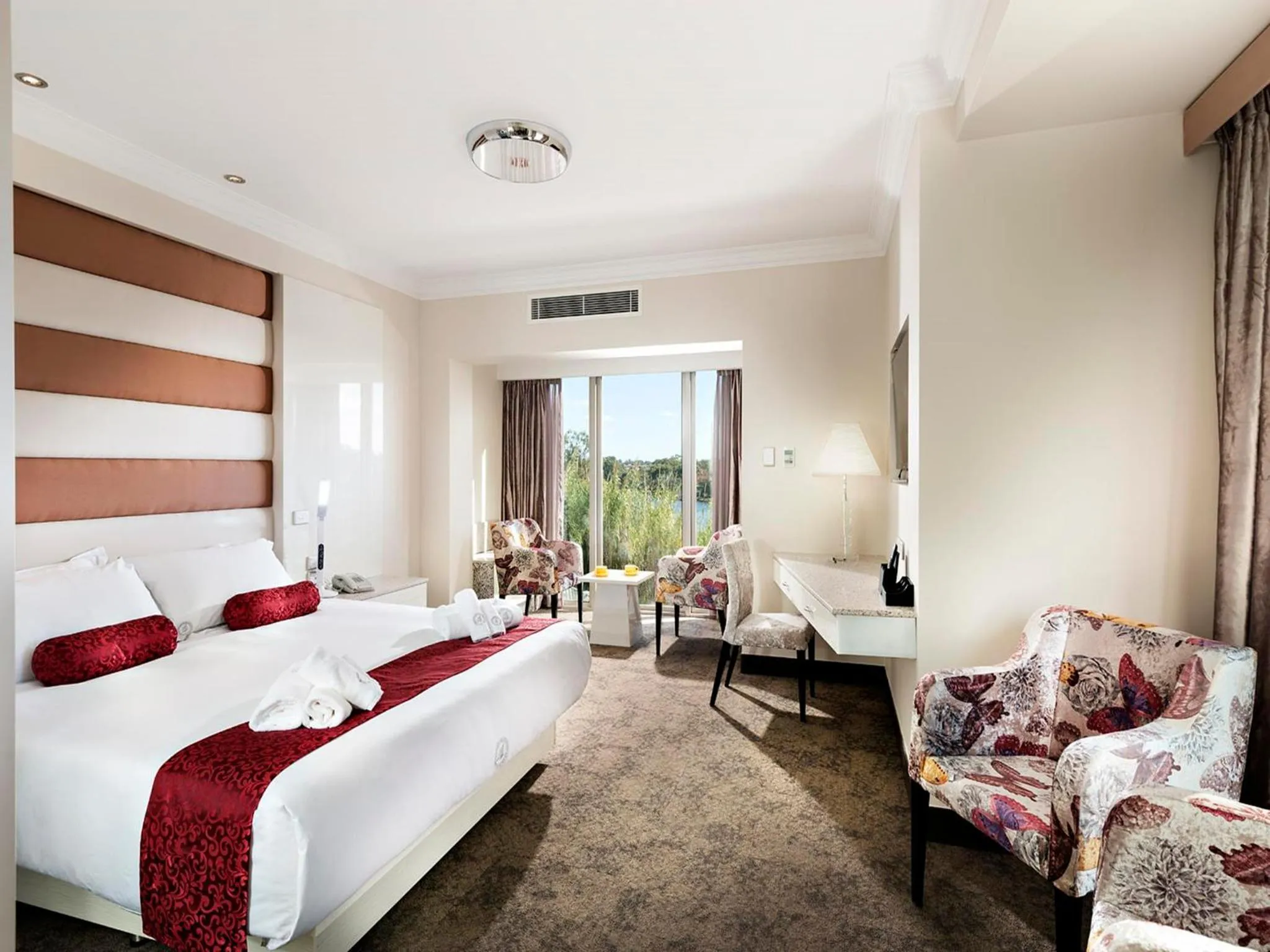 Superior King Room with River View in Swan River Hotel