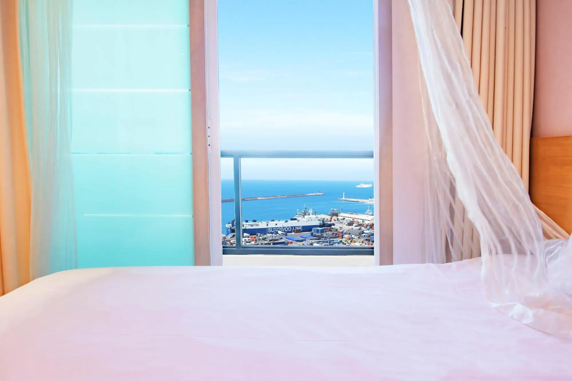 Family Twin Room with Ocean View in Sims Hotel