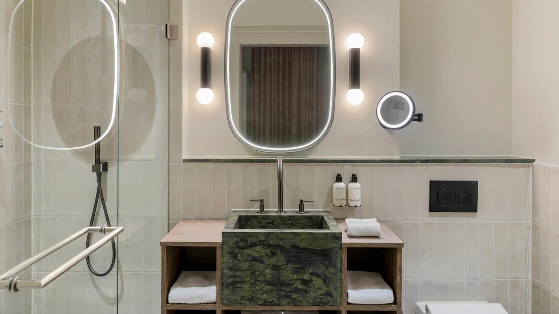 Superior Queen Room in The College Hotel Amsterdam, Autograph Collection