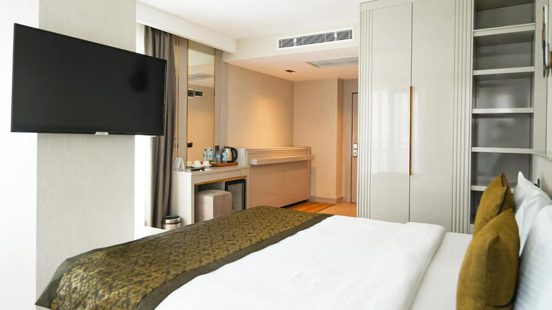 Deluxe Double or Twin Room in Sky Hill Hotel