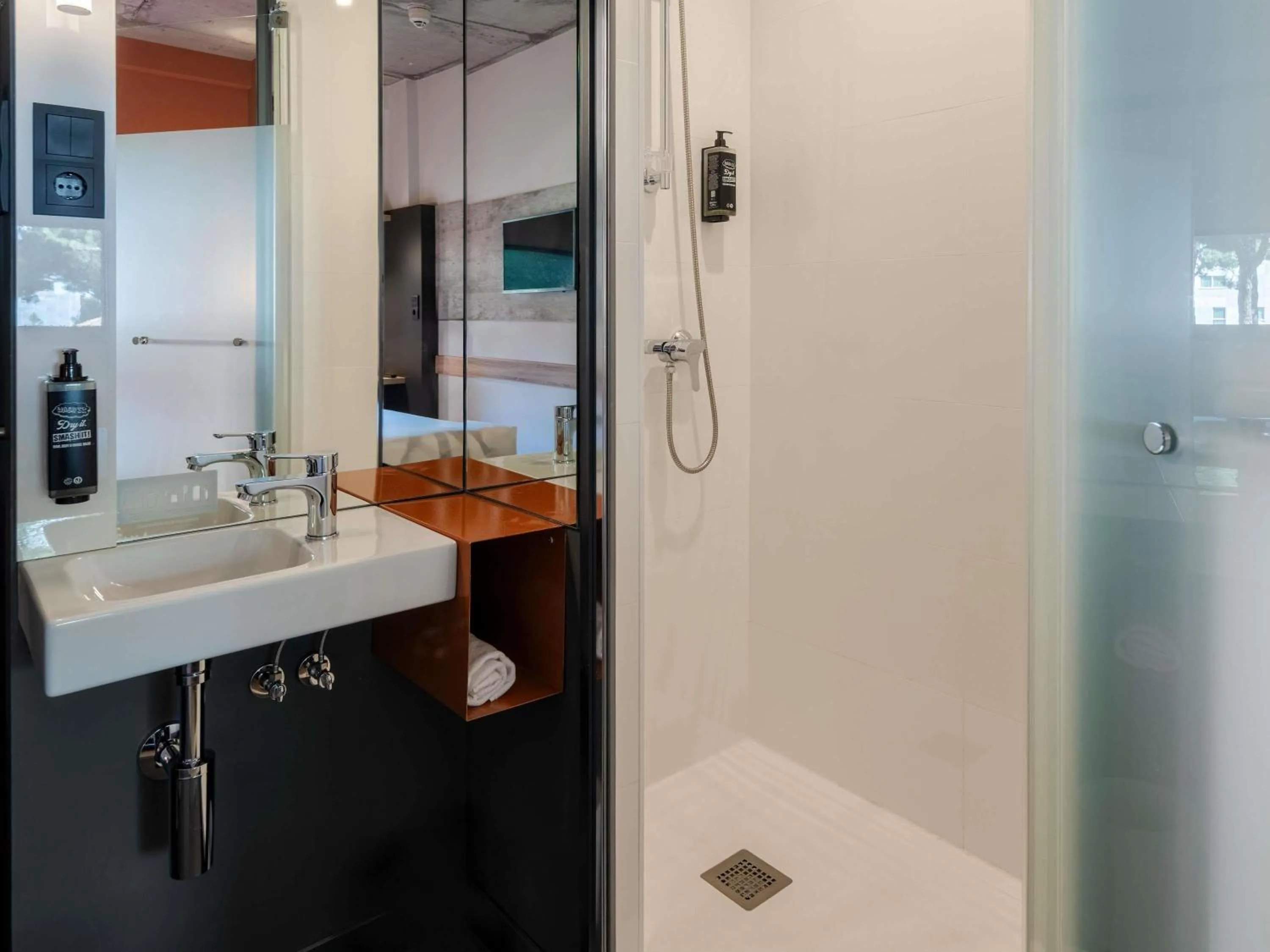 Standard Twin Room in ibis budget Madrid Aeropuerto