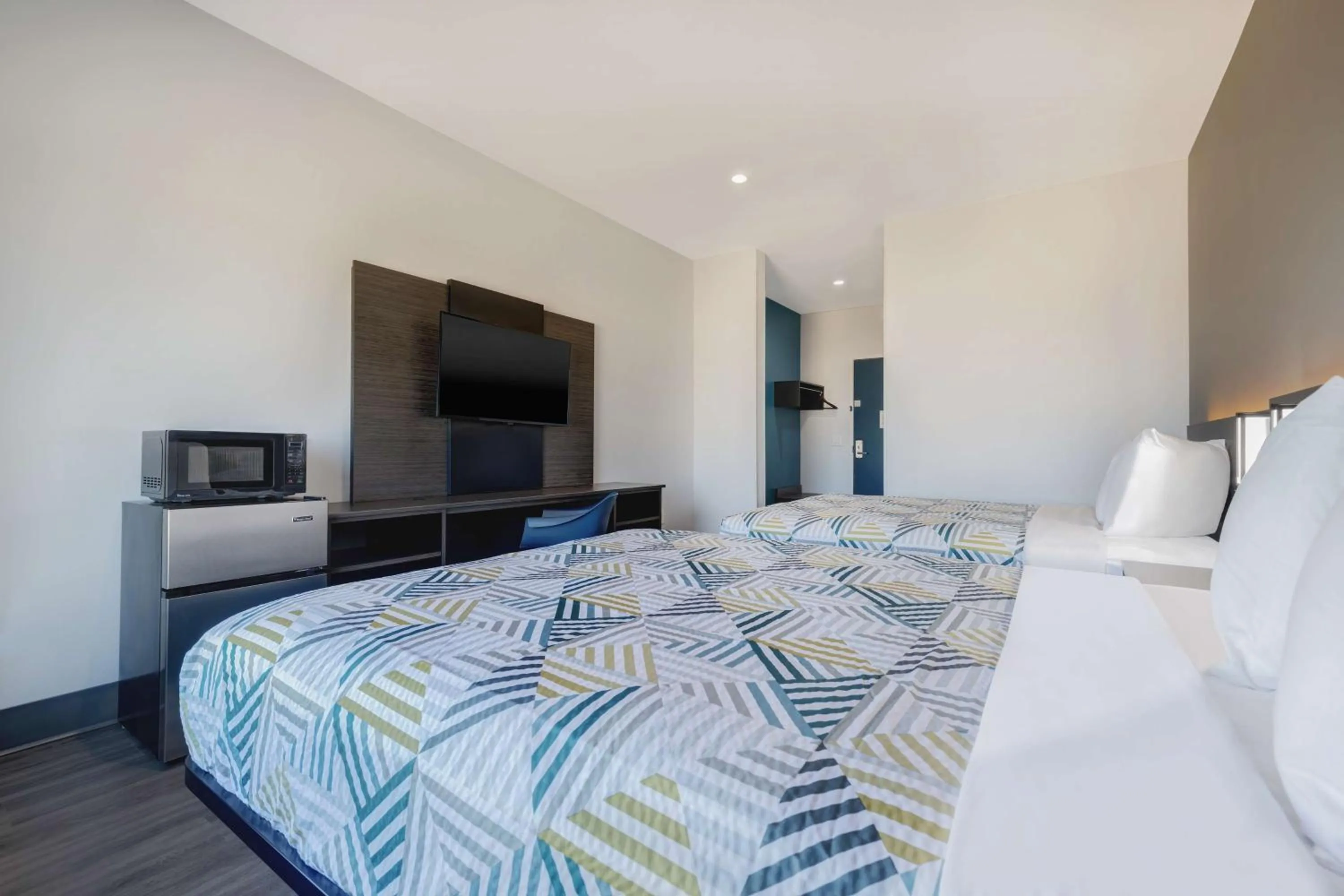 Deluxe Queen Room with Two Queen Beds - Non-Smoking in Motel 6 Dallas, TX Methodist Charlton Medical Ctr