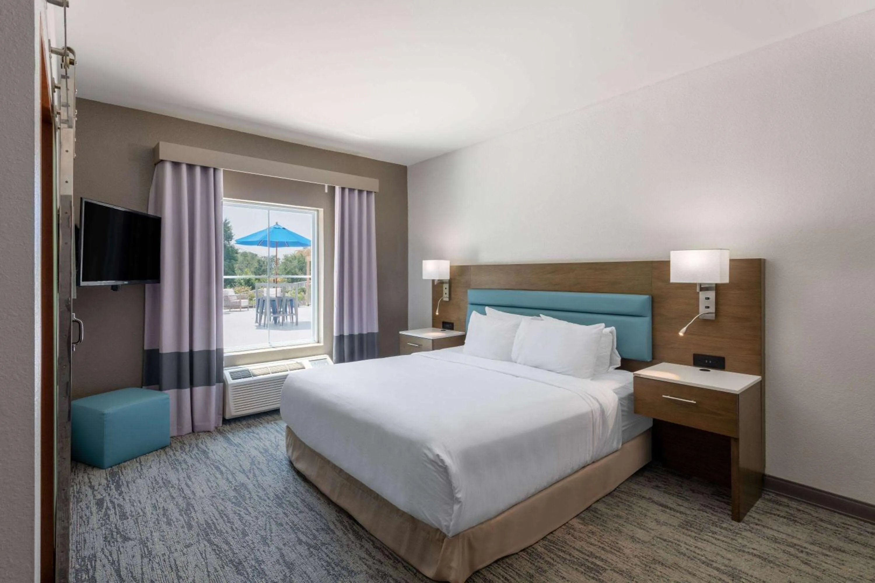 King Room with Mobility/Hearing Access and Roll-In Shower, Non-Smoking in TRYP by Wyndham Tallahassee North I-10 Capital Circle