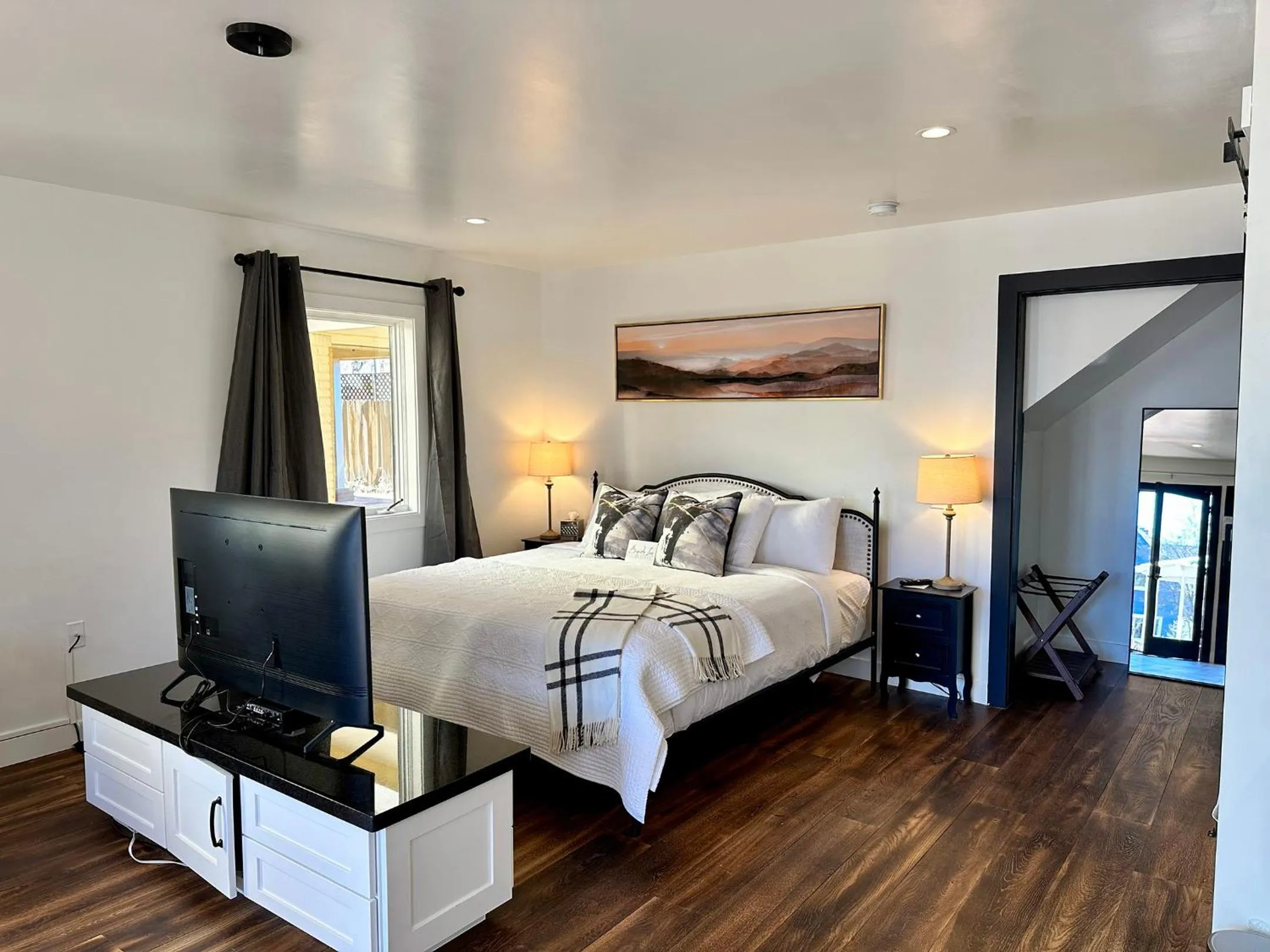 King Room with Garden View in Bespoke Inn Flagstaff