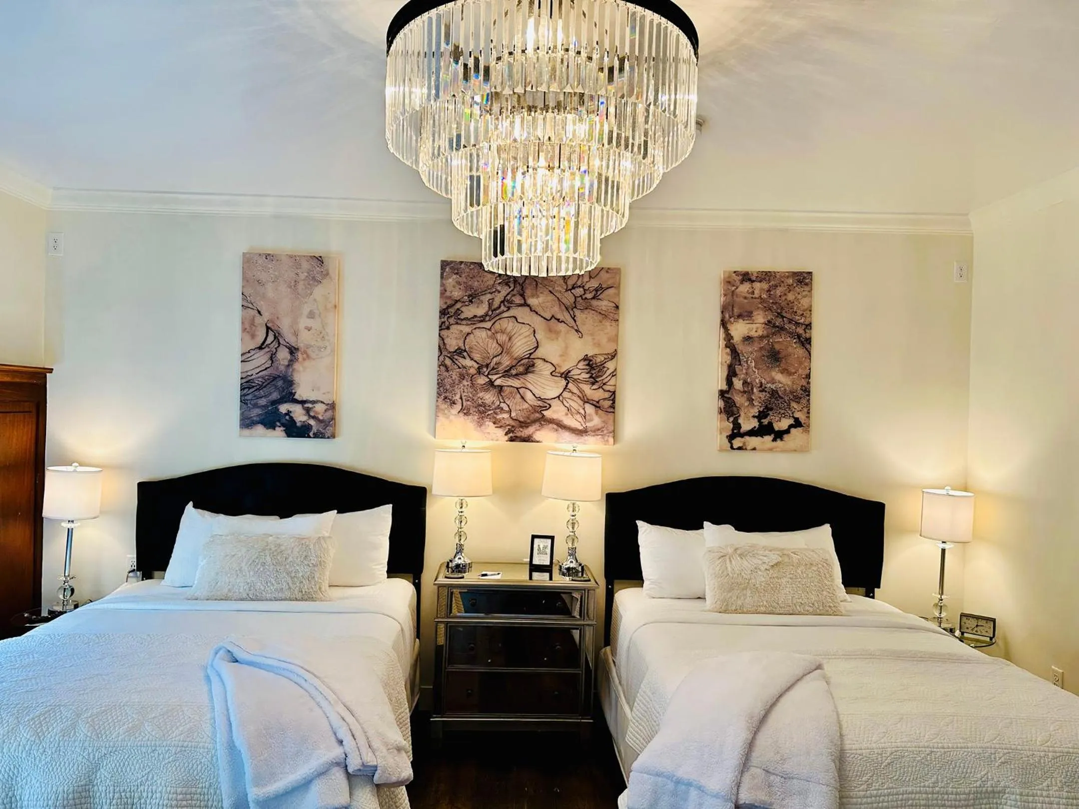 Deluxe Quadruple Room in Bespoke Inn Flagstaff