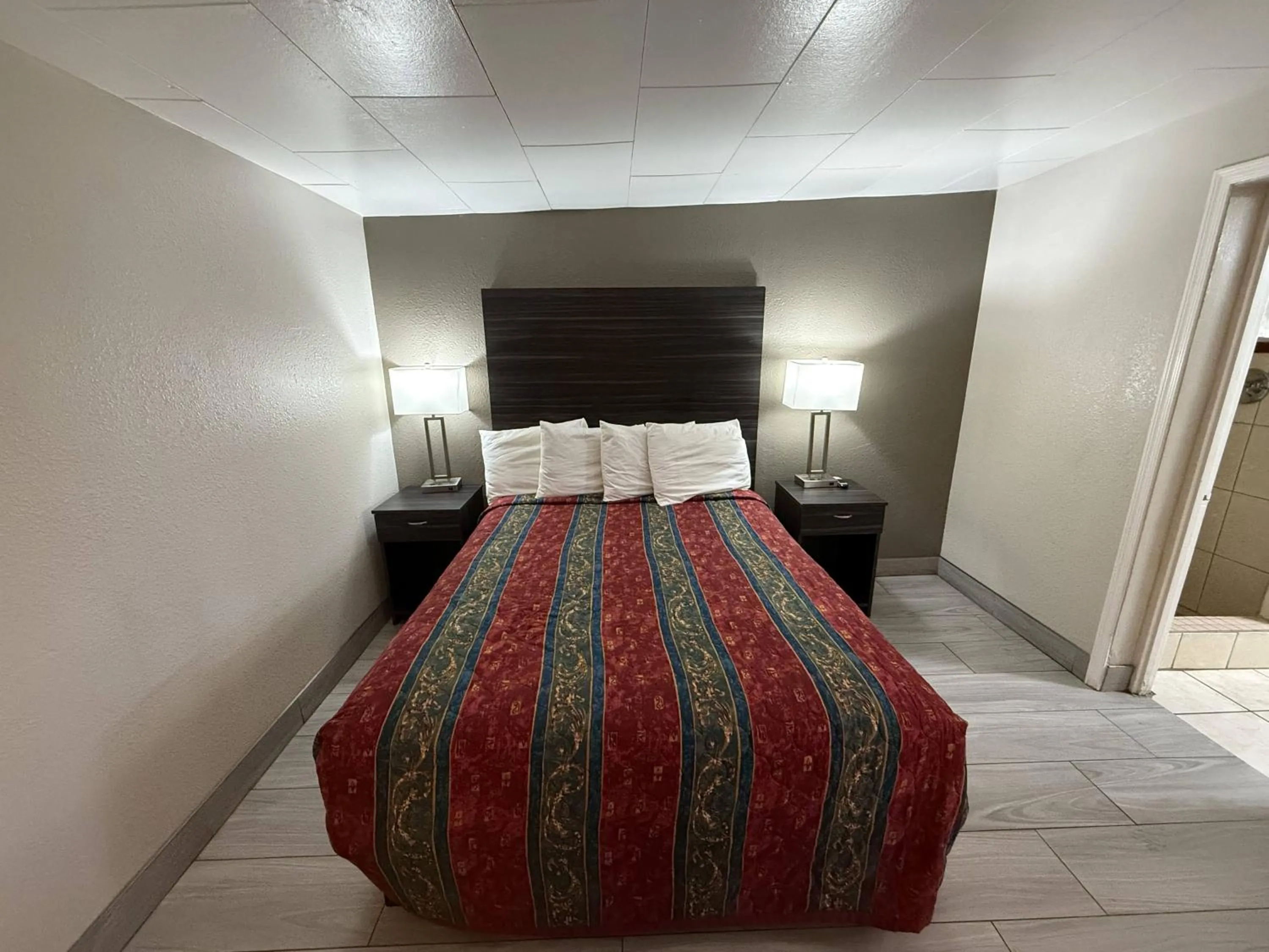 Queen Room in Palms Inn