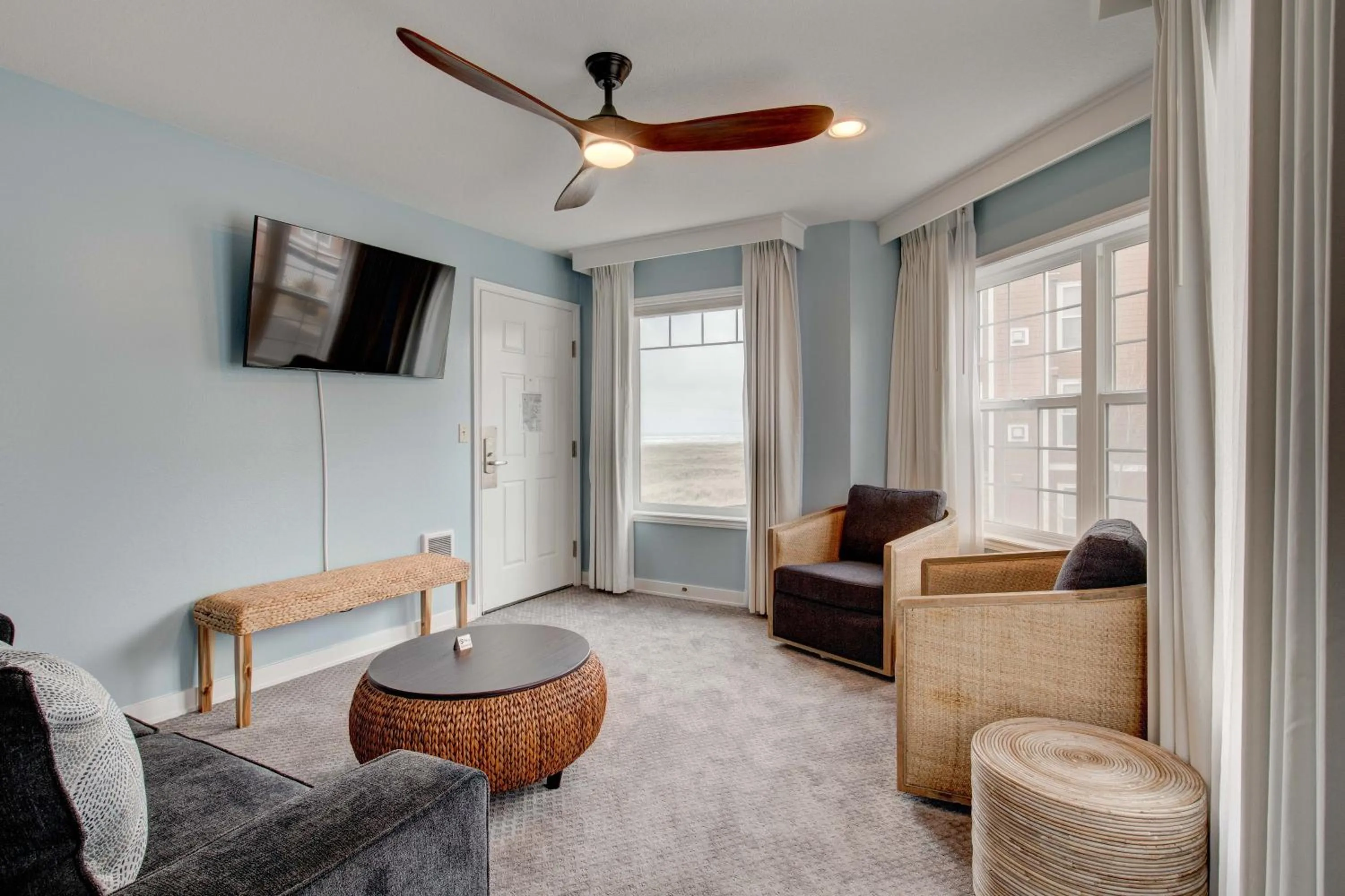 Partial Ocean View Queen Suite with Jetted Tub in Inn of the Four Winds Seaside Oceanfront