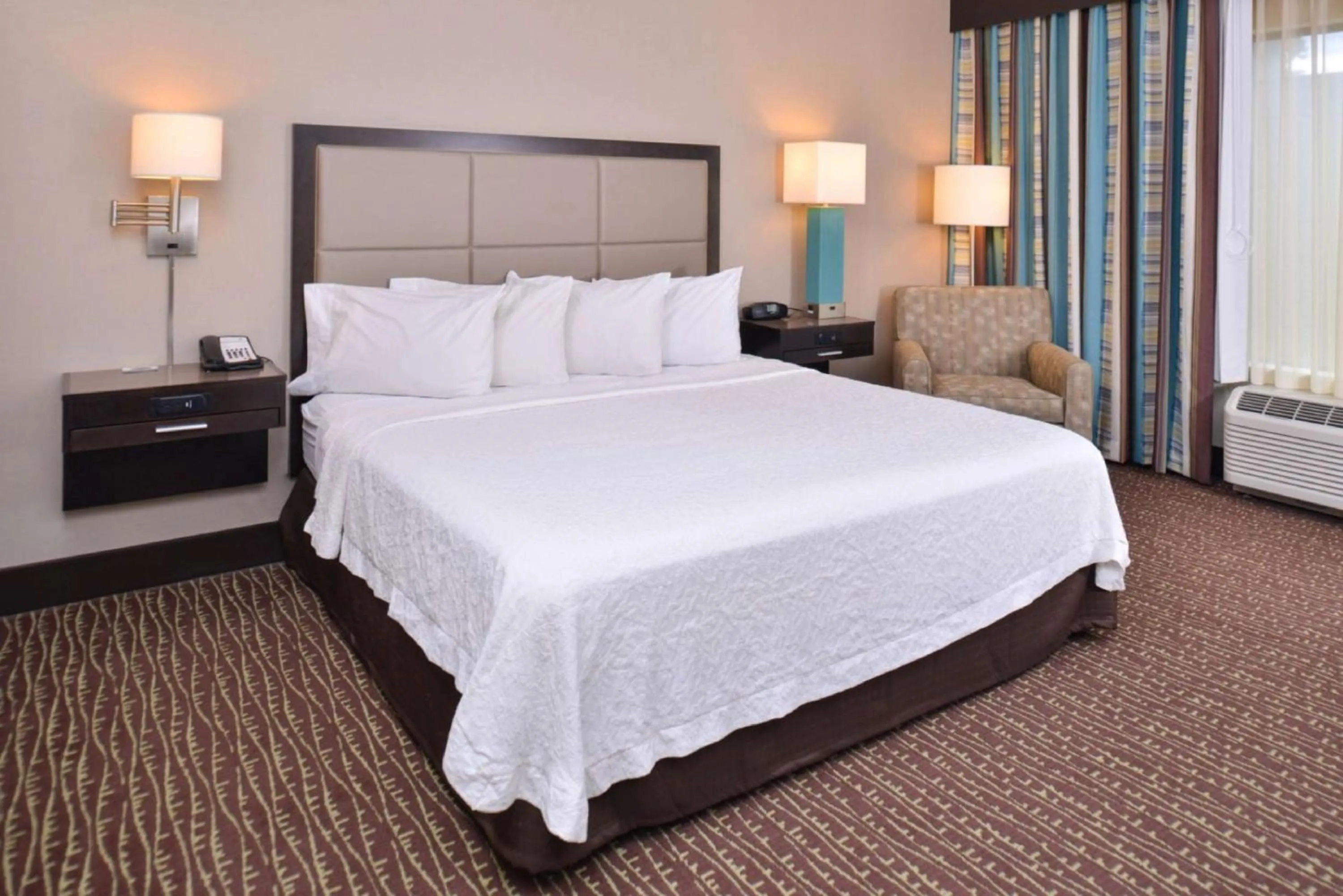 King Room with Roll-In Shower - Mobility Access/Non-Smoking in Hampton Inn & Suites Bend