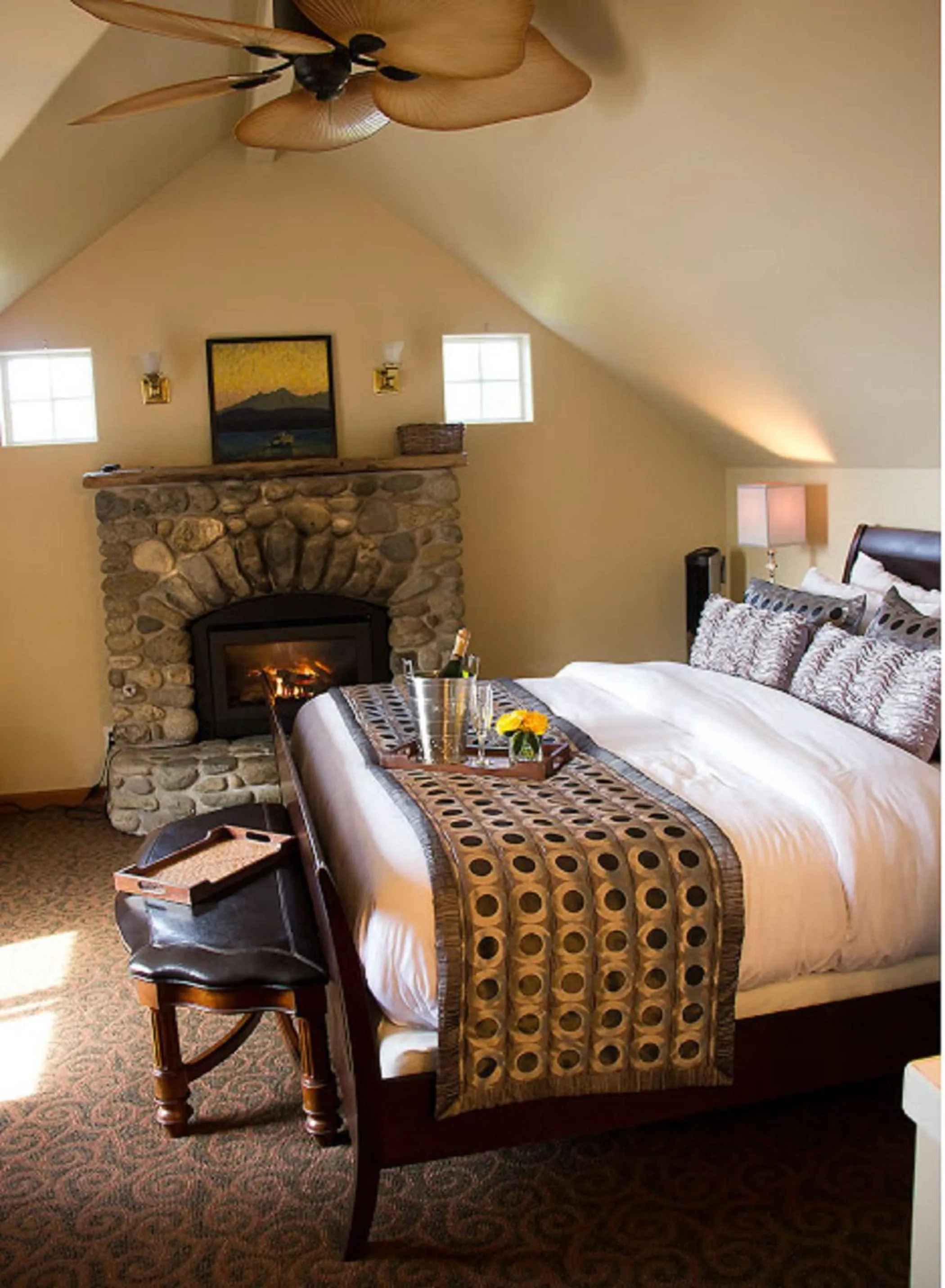 King Room with Balcony in Camano Island Inn