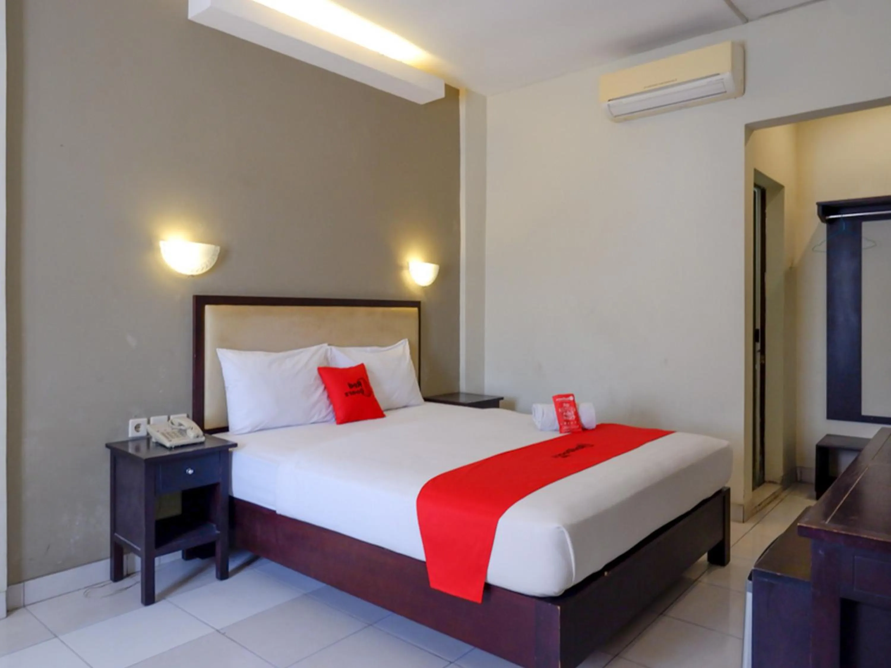 Double Room in RedDoorz At Jalan Sriwijaya Semarang