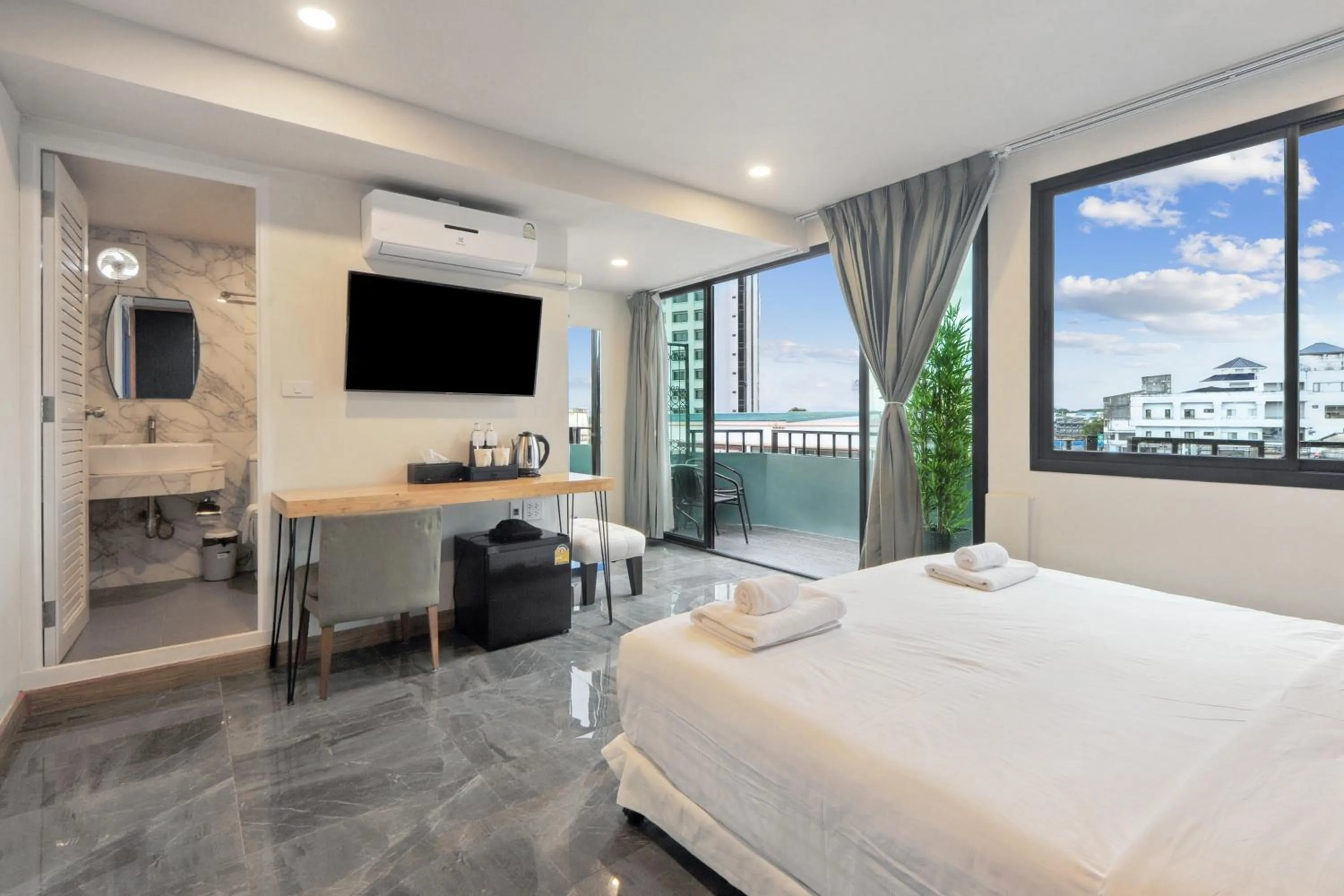 Deluxe Double Room with Balcony in Ployburi Boutique Hotel