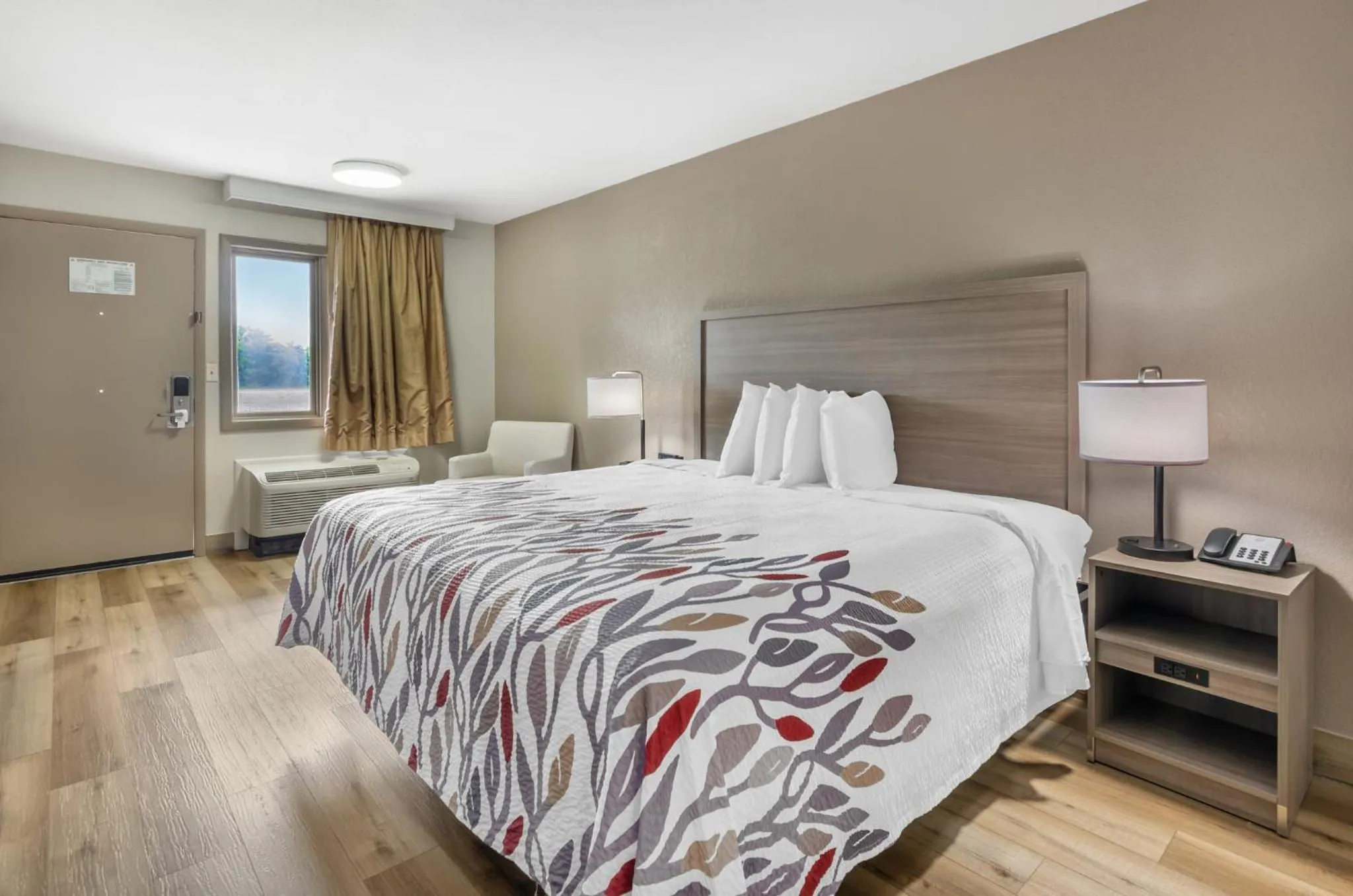 Superior King Room Disability Access Roll-In Shower Non-Smoking in Red Roof Inn Staunton