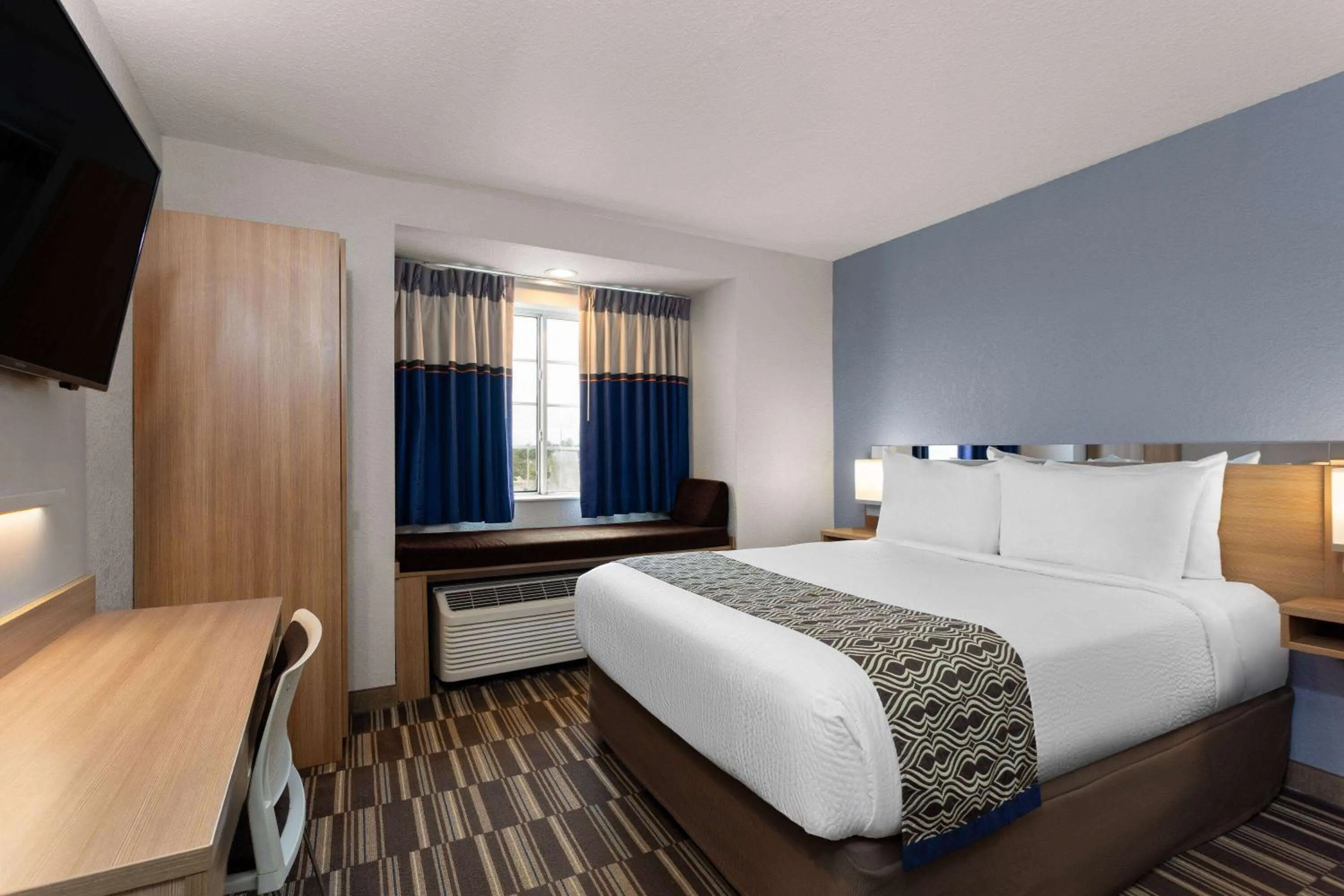 Queen Room - Non-Smoking in Microtel Inn and Suites - Zephyrhills