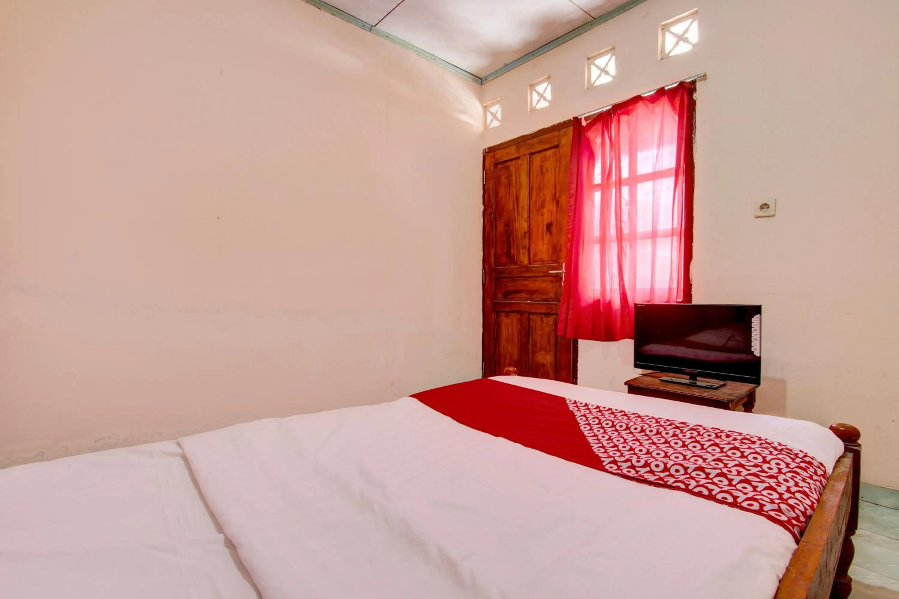 Standard Double Room in Hotel O Pondok Wisata Sekar KemuningNearWonogondang Camp ( Bumi Perkemahan Wonogondang )