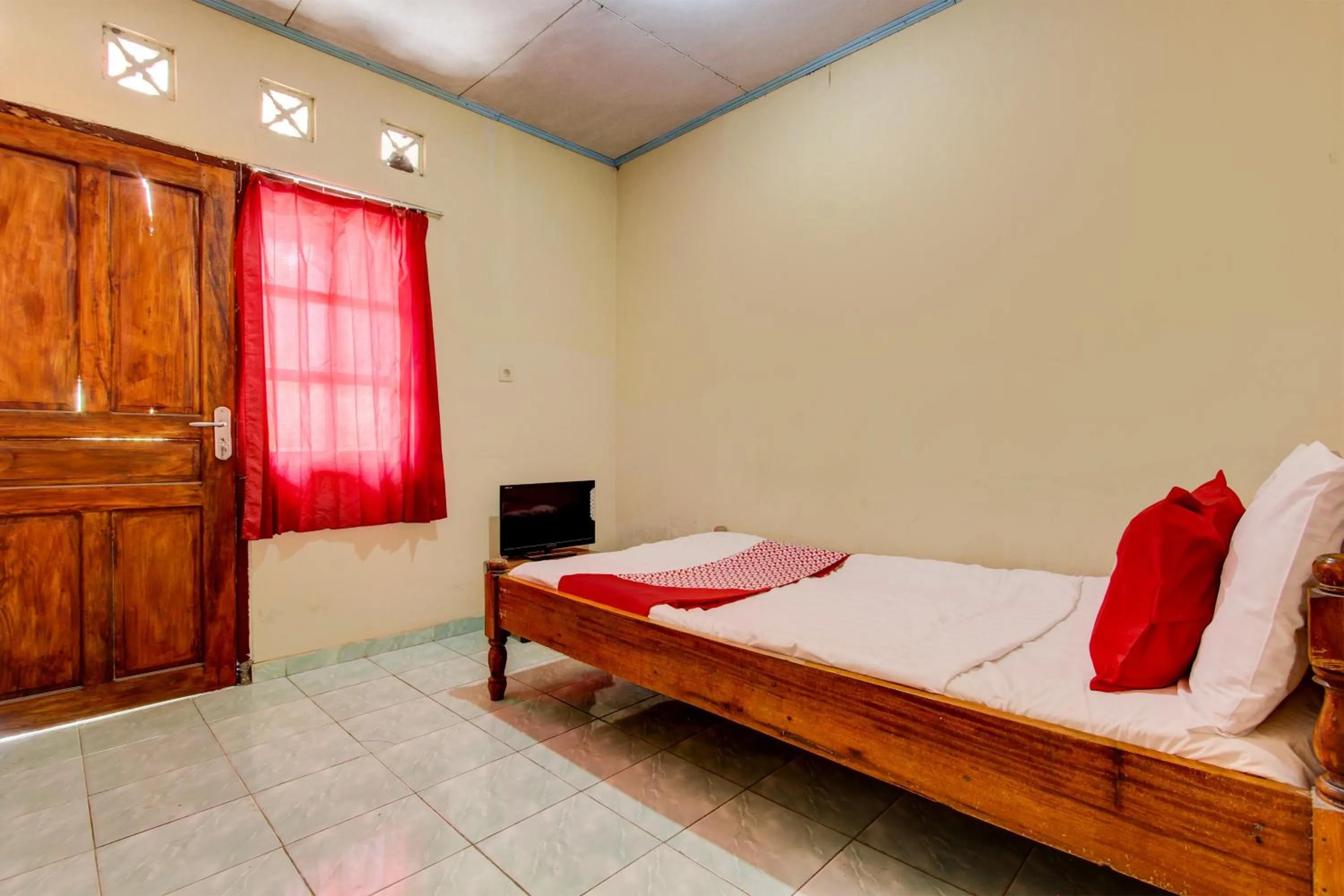 Deluxe Double Room in Hotel O Pondok Wisata Sekar KemuningNearWonogondang Camp ( Bumi Perkemahan Wonogondang )