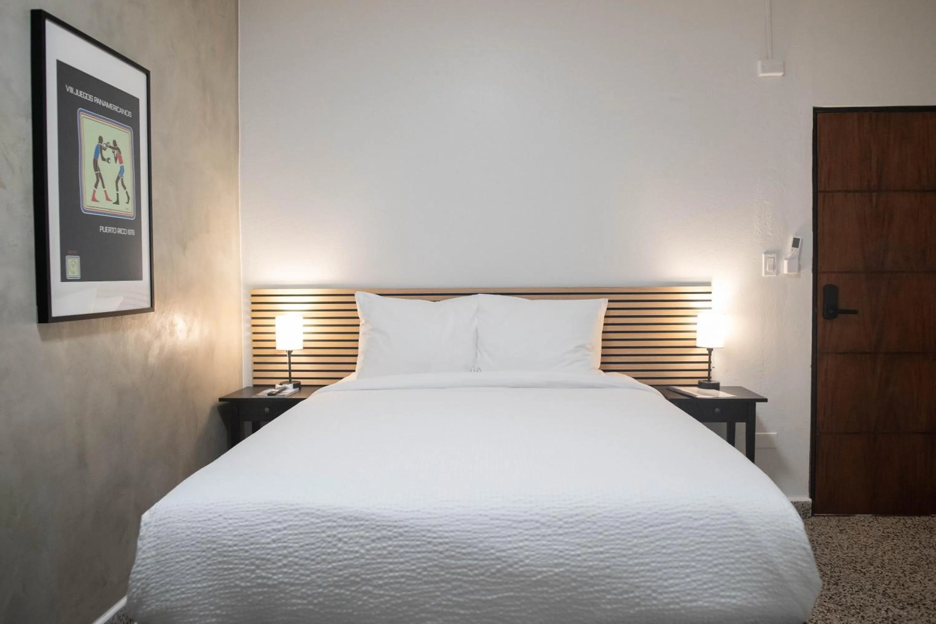 Deluxe Queen Room in The Looking Glass Hotel