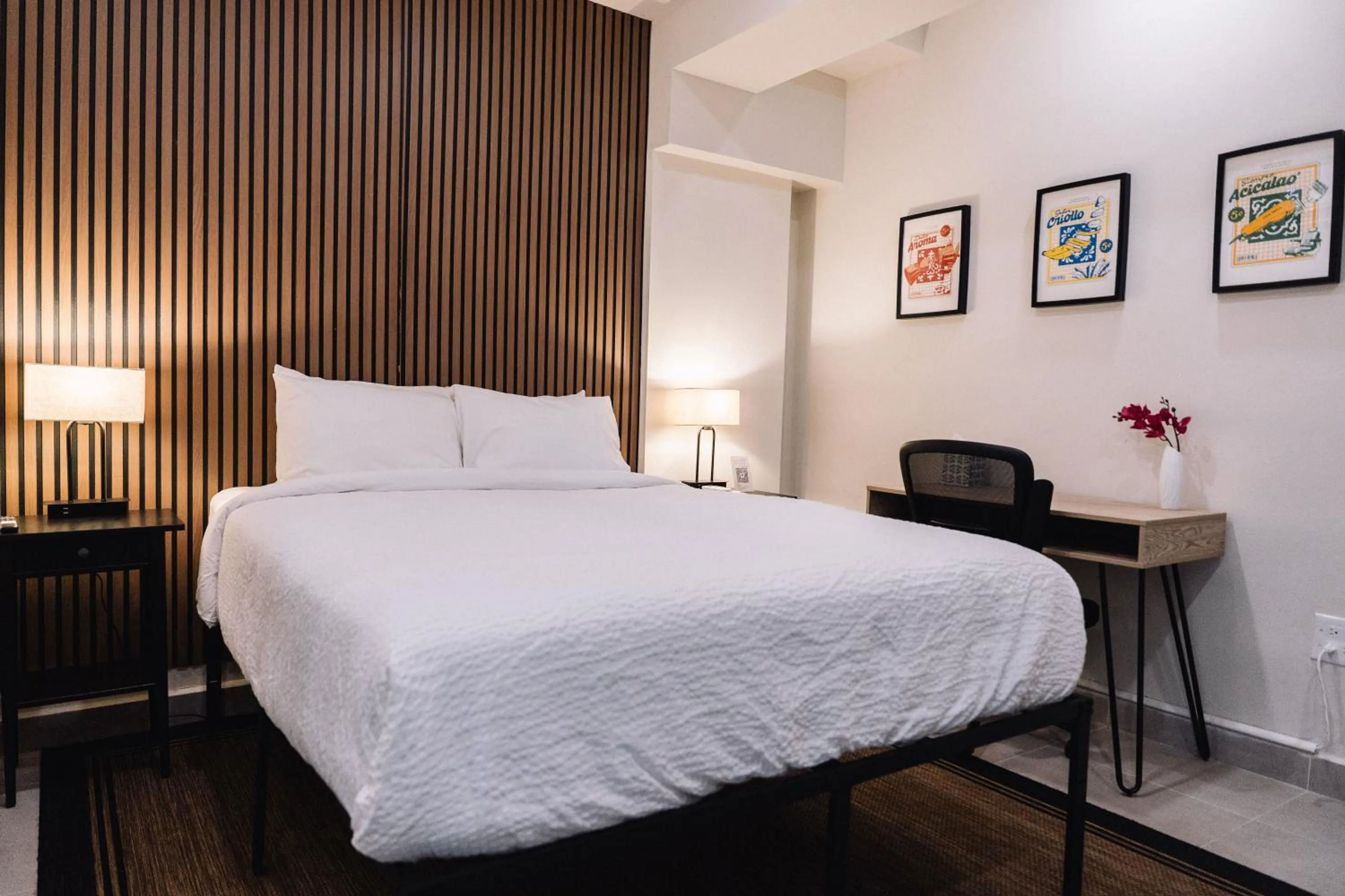 Queen Room - Disability Access in The Looking Glass Hotel