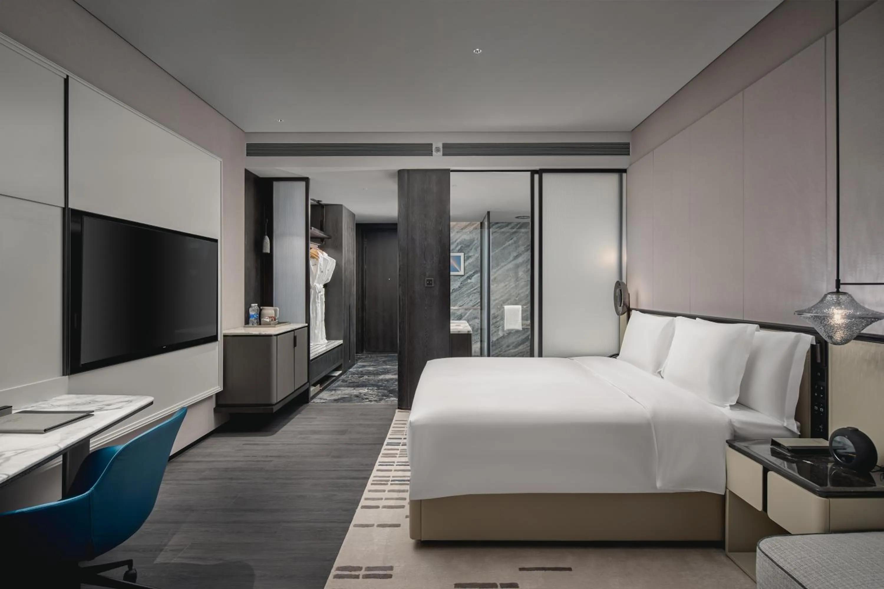 Standard King Room with Lounge Access in Crowne Plaza Ezhou by IHG