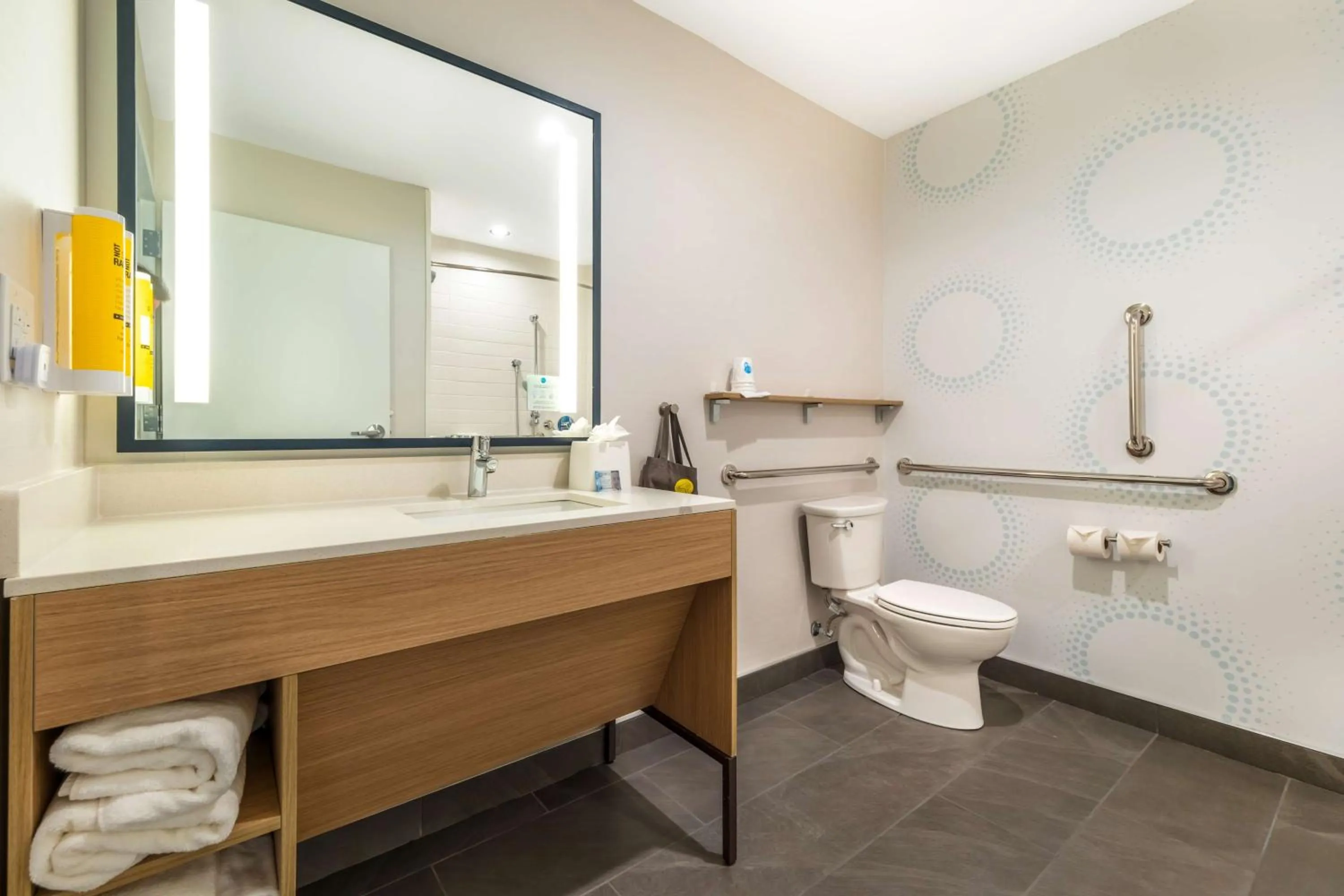 King Room with Walk-In Shower in Tru By Hilton Lexington Hamburg