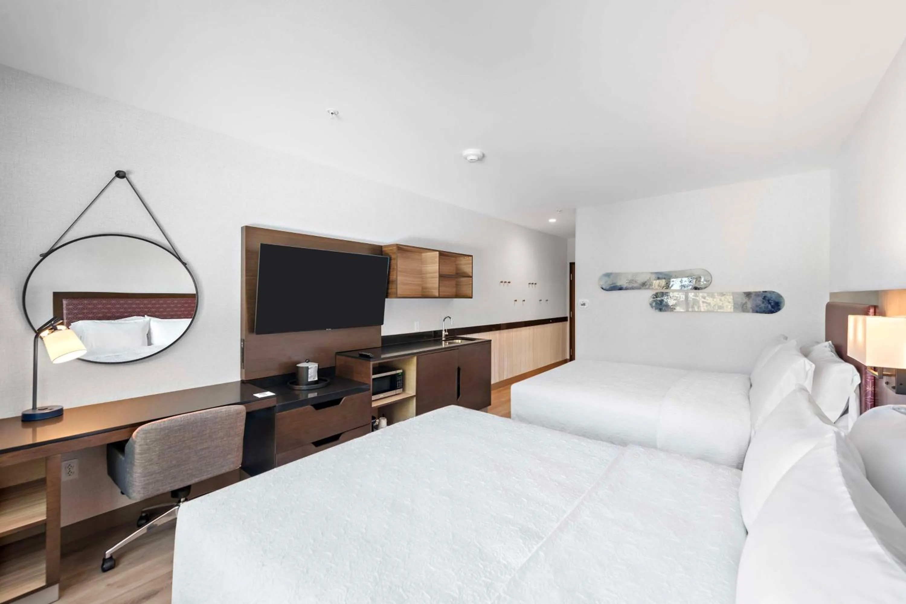 Queen Room with Two Queen Beds and Bath Tub - Mobility Access in Hampton Inn Big Bear Lake