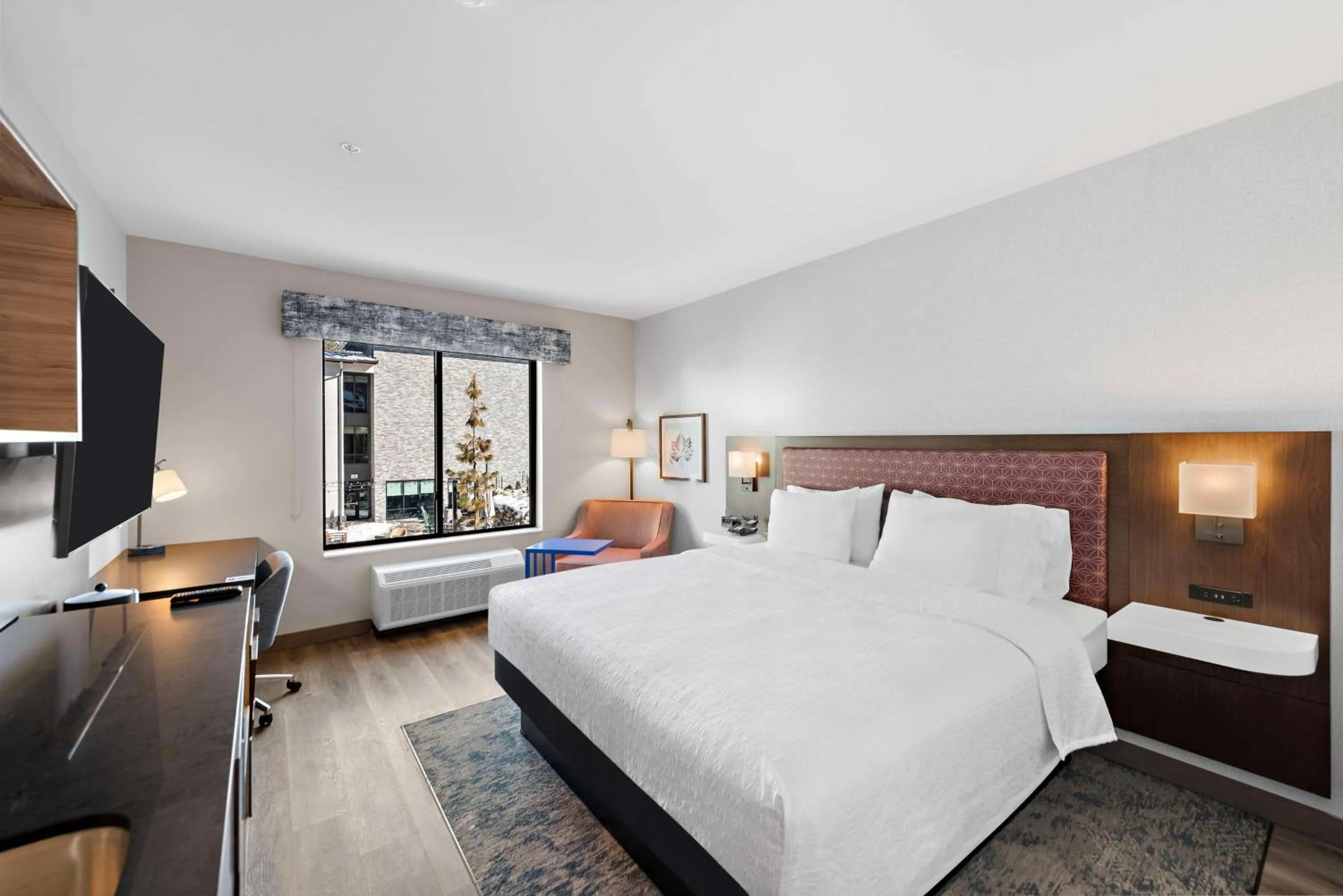 King Room with Bath Tub - Mobility and Hearing Access in Hampton Inn Big Bear Lake