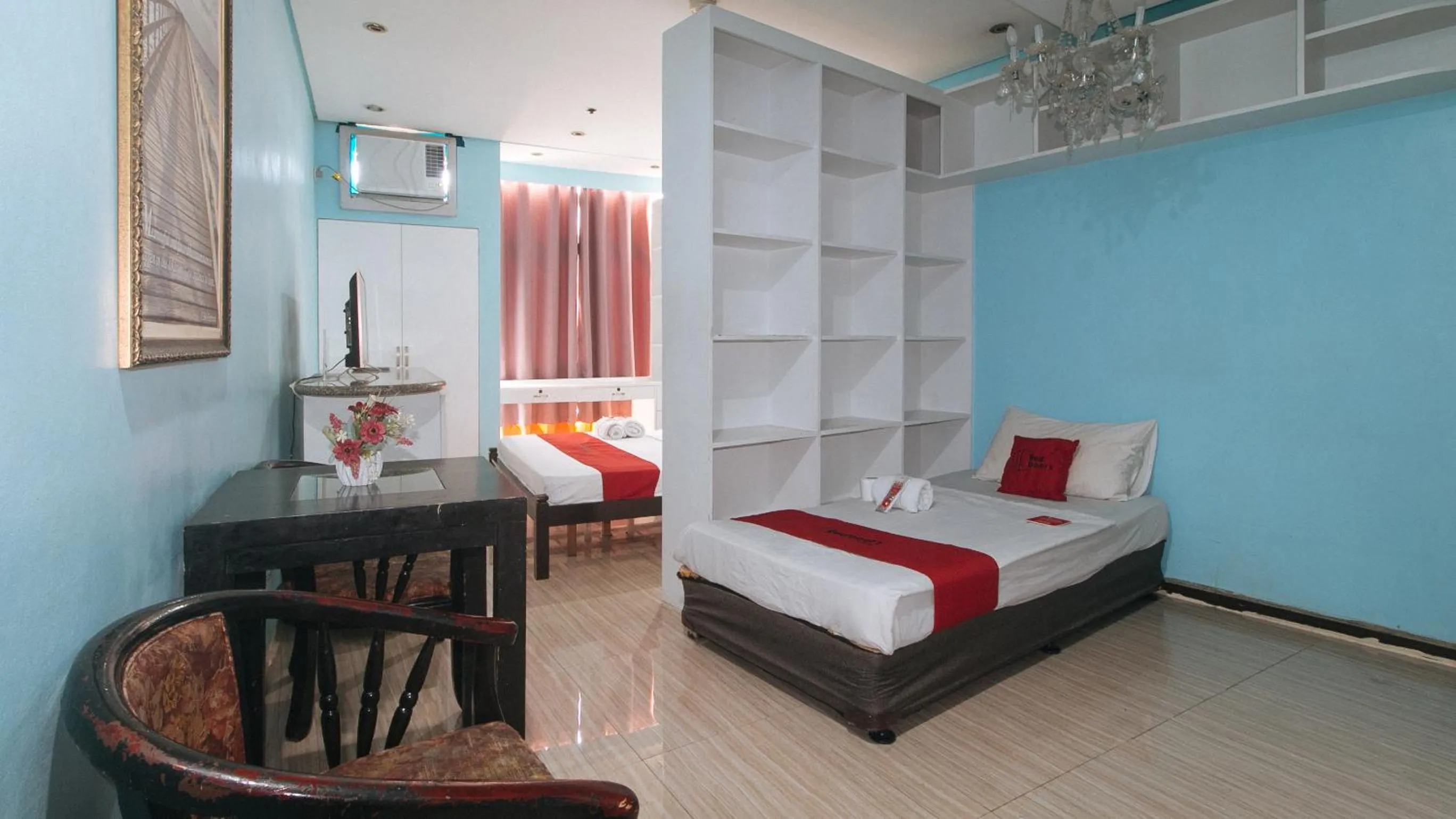 Triple Room in RedDoorz at TJMG by Bel Air Polaris Makati