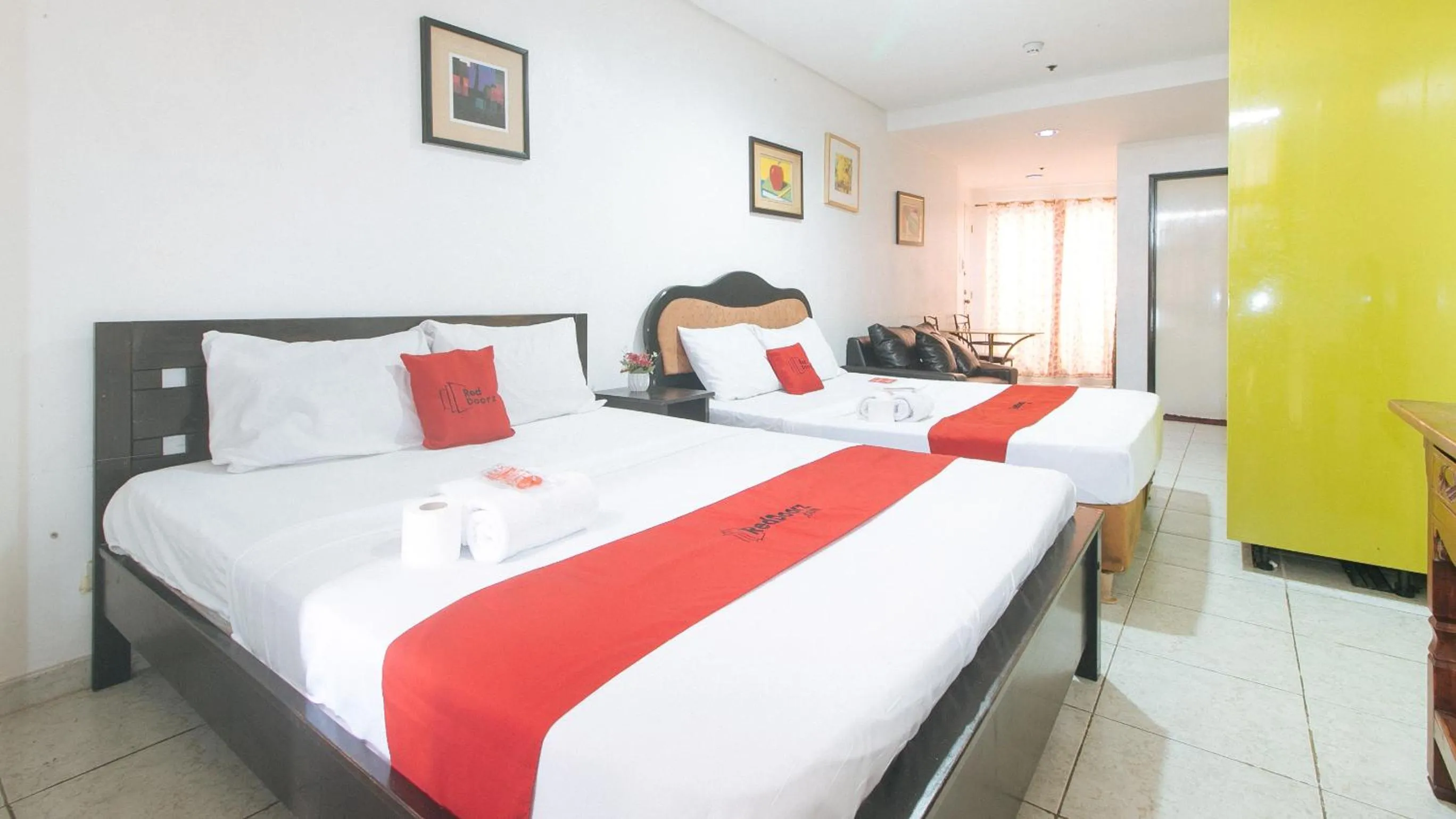 Quadruple Room in RedDoorz at TJMG by Bel Air Polaris Makati