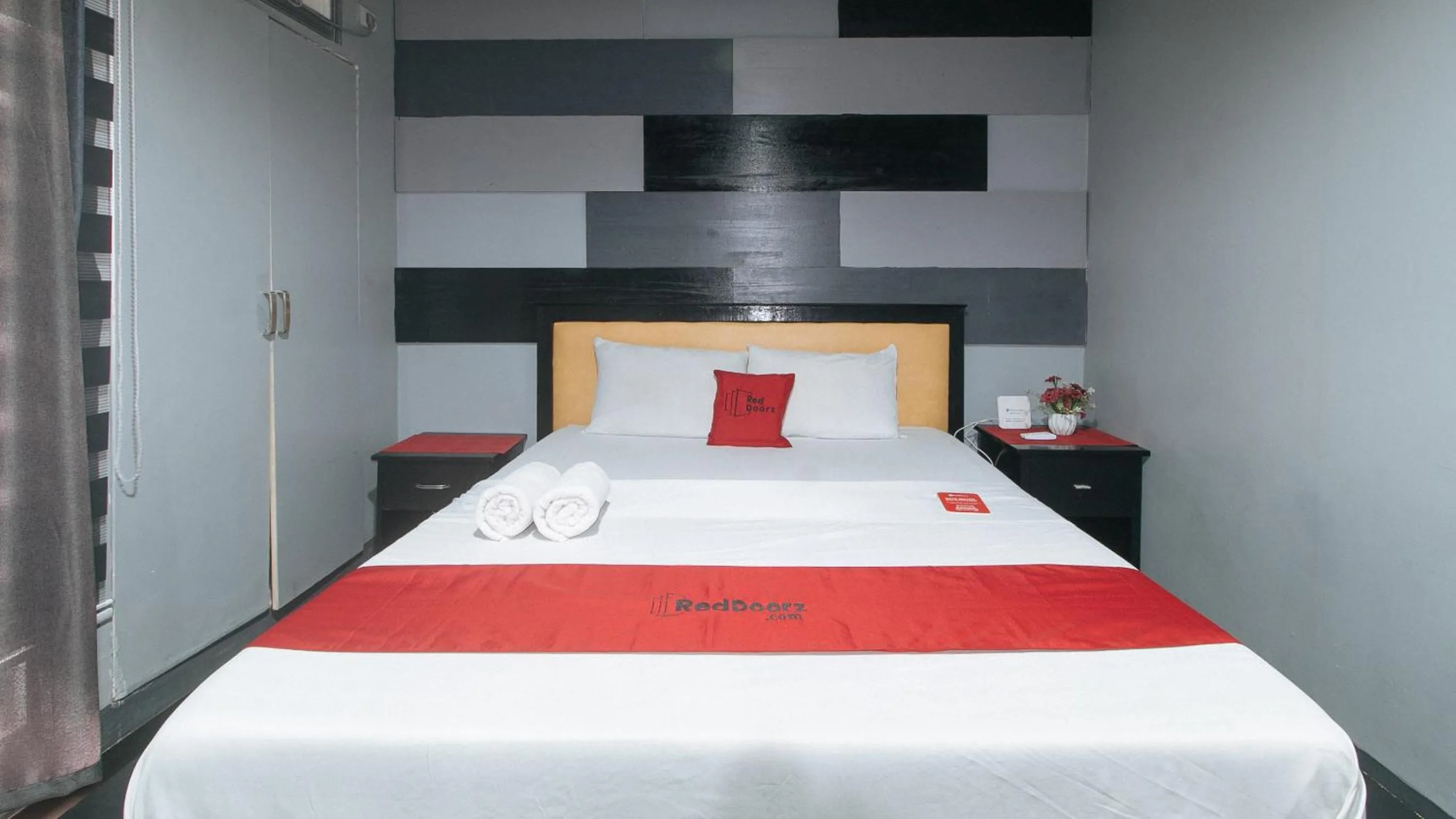 Deluxe Room in RedDoorz at TJMG by Bel Air Polaris Makati