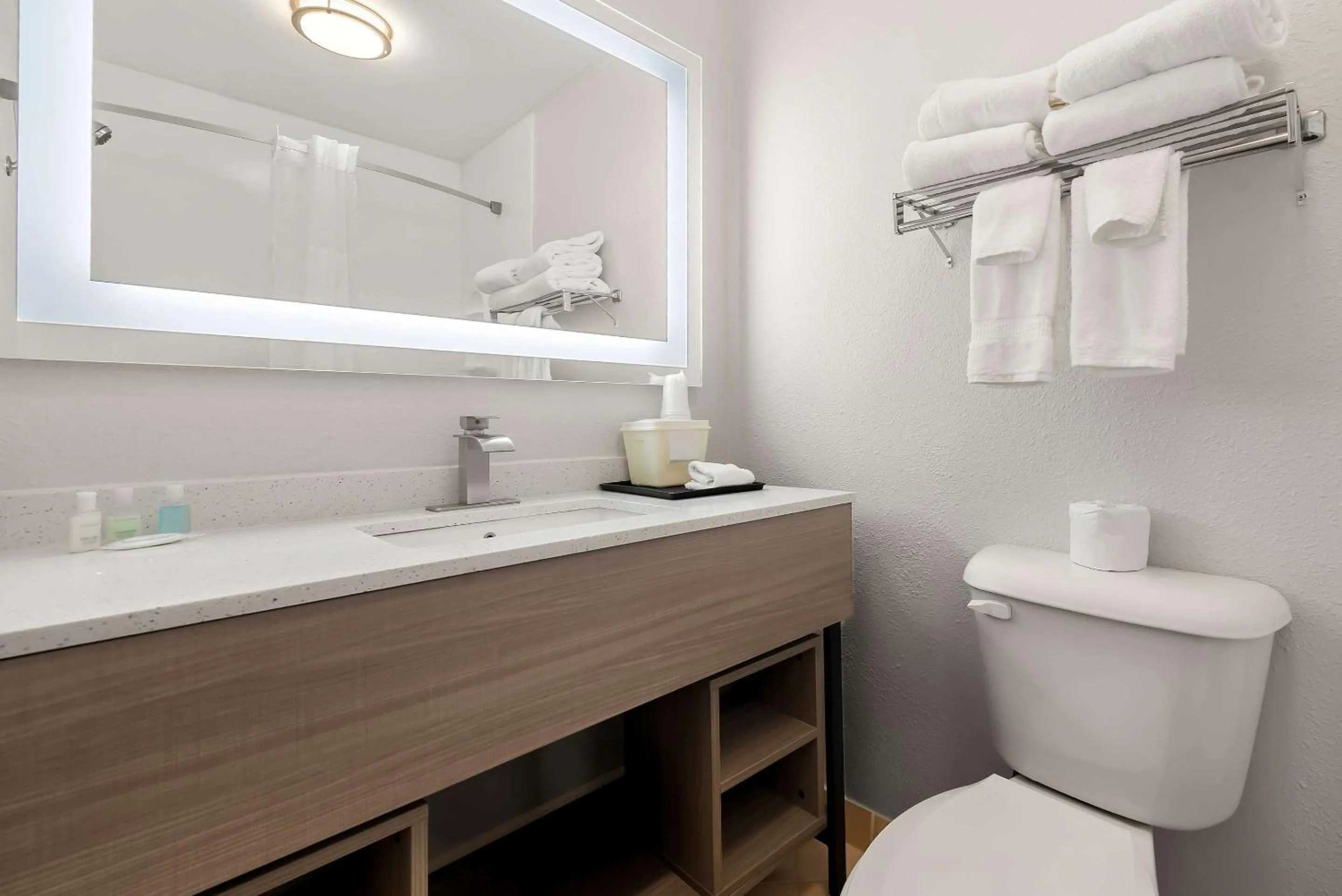 King Room - Non Smoking in Clarion Inn & Suites and Convention Center