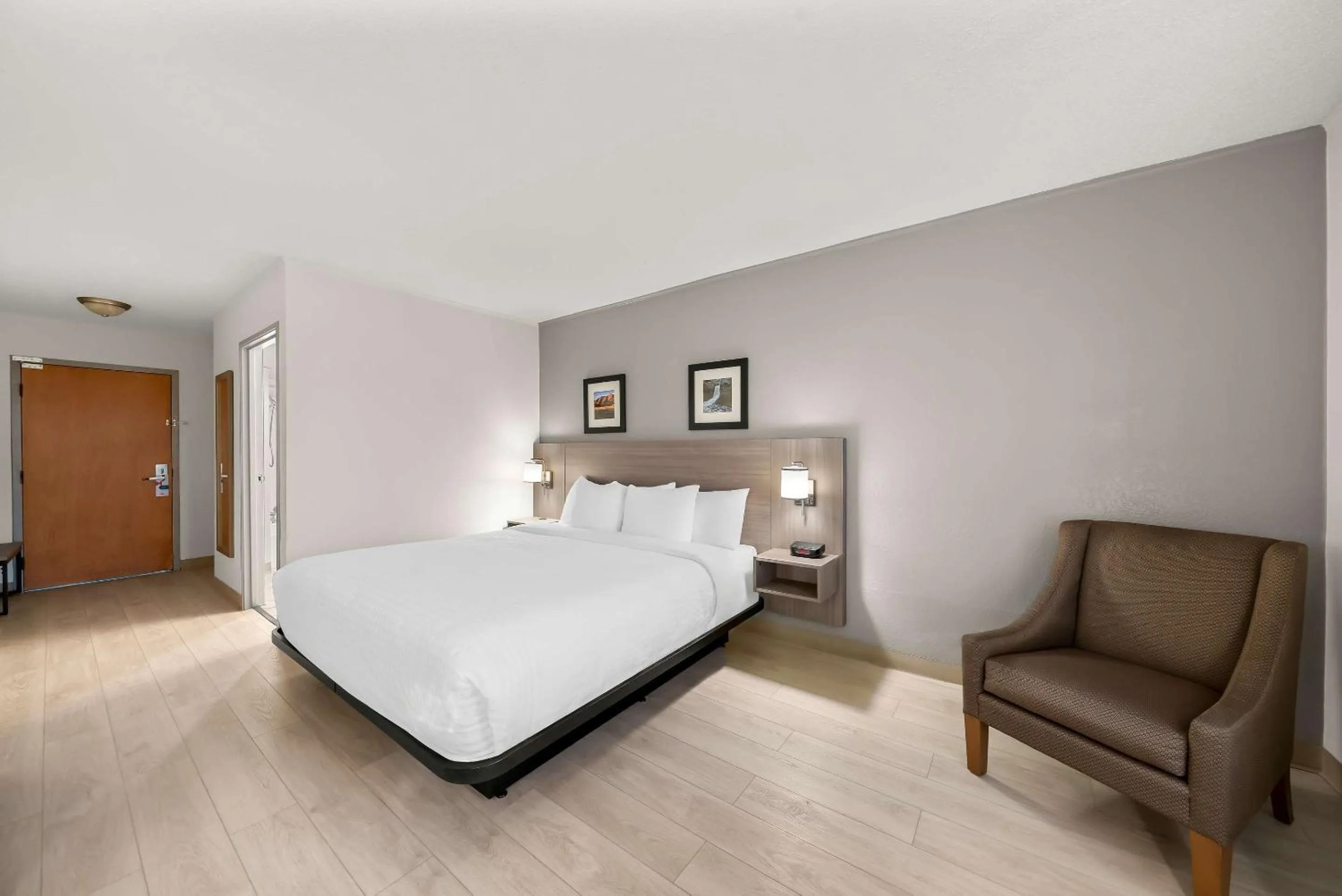 King Room with Tub - Disability Access/Non Smoking in Clarion Inn & Suites and Convention Center