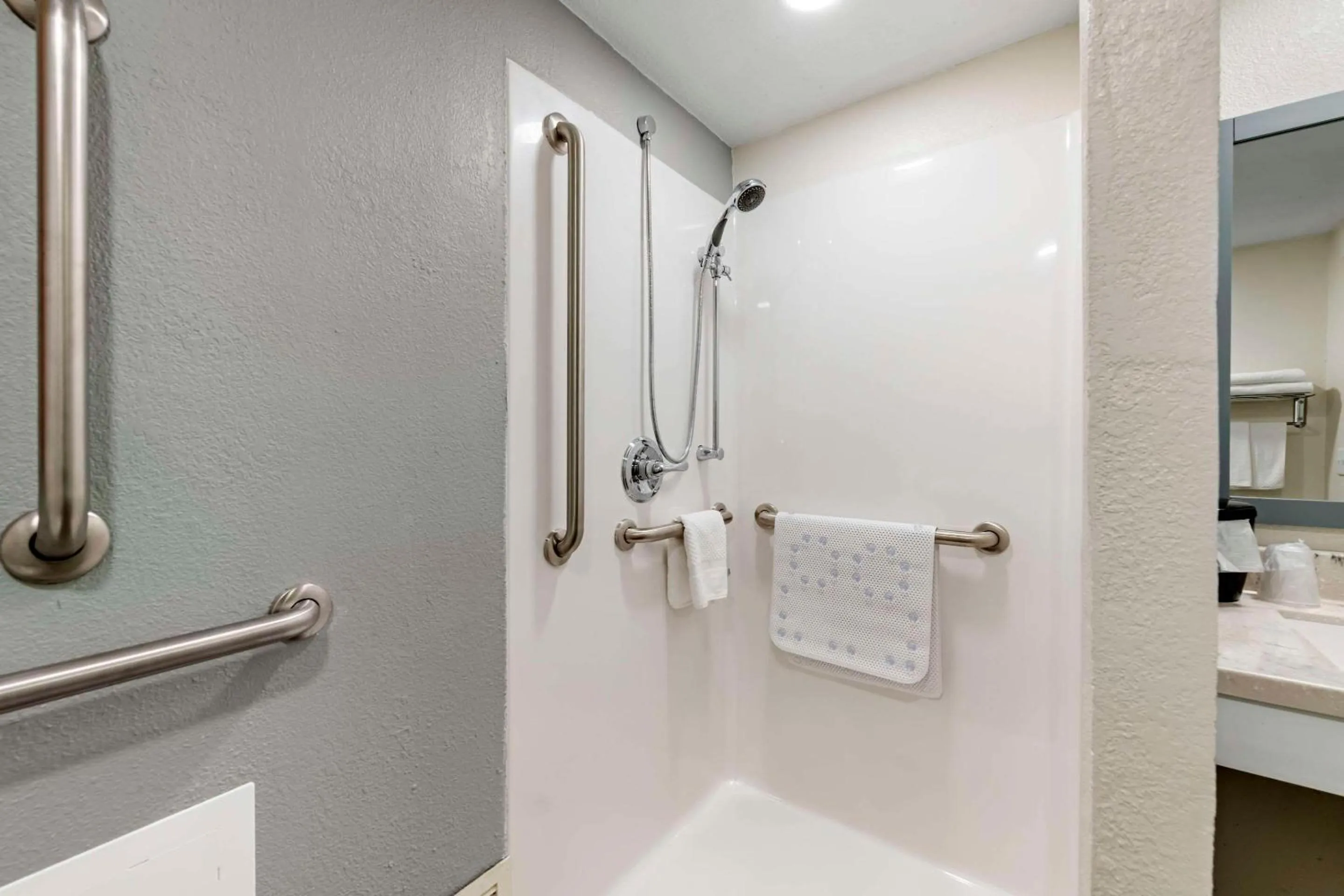 1 Queen Bed - Efficiency Suite/Disability Access - Non Smoking in MainStay Suites MSP Airport - Mall of America