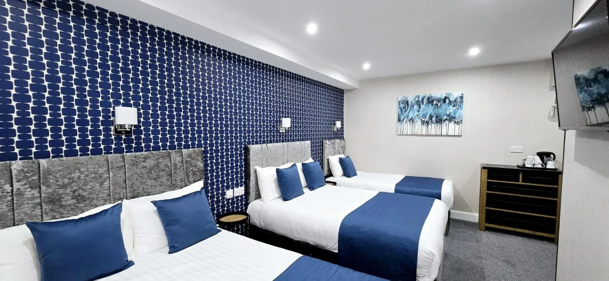 Family room with private bathroom lower ground floor in George Hotel