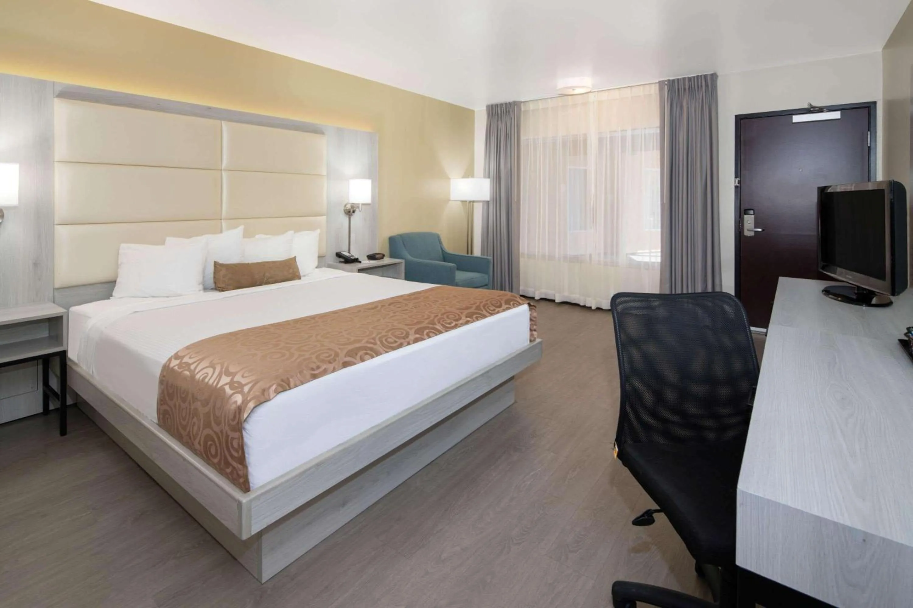 Deluxe King Room with Mobility/Hearing Impaired Access - Non-Smoking in Ramada by Wyndham Burbank Airport