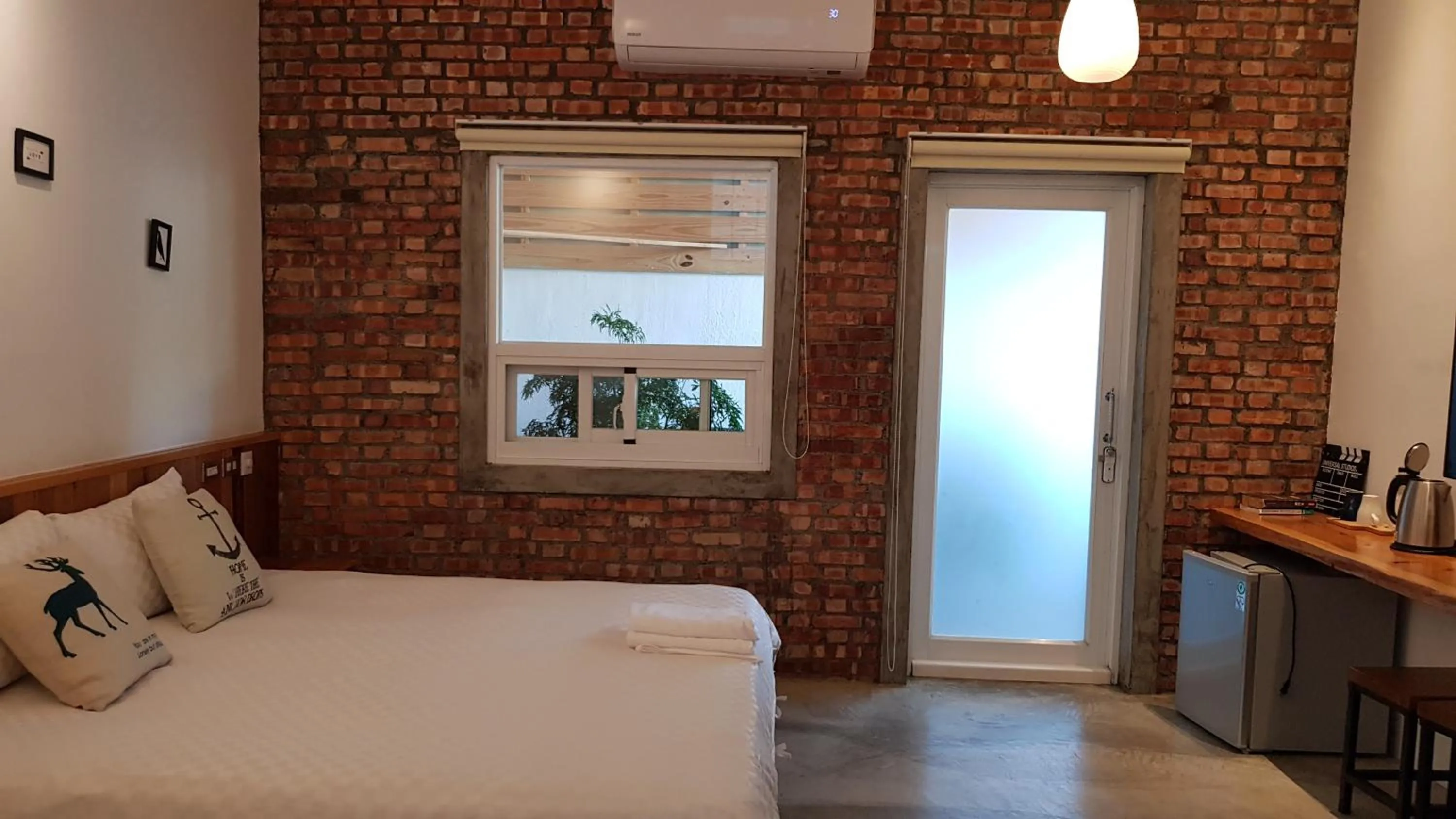 Queen Room with Balcony in The Red Hotel