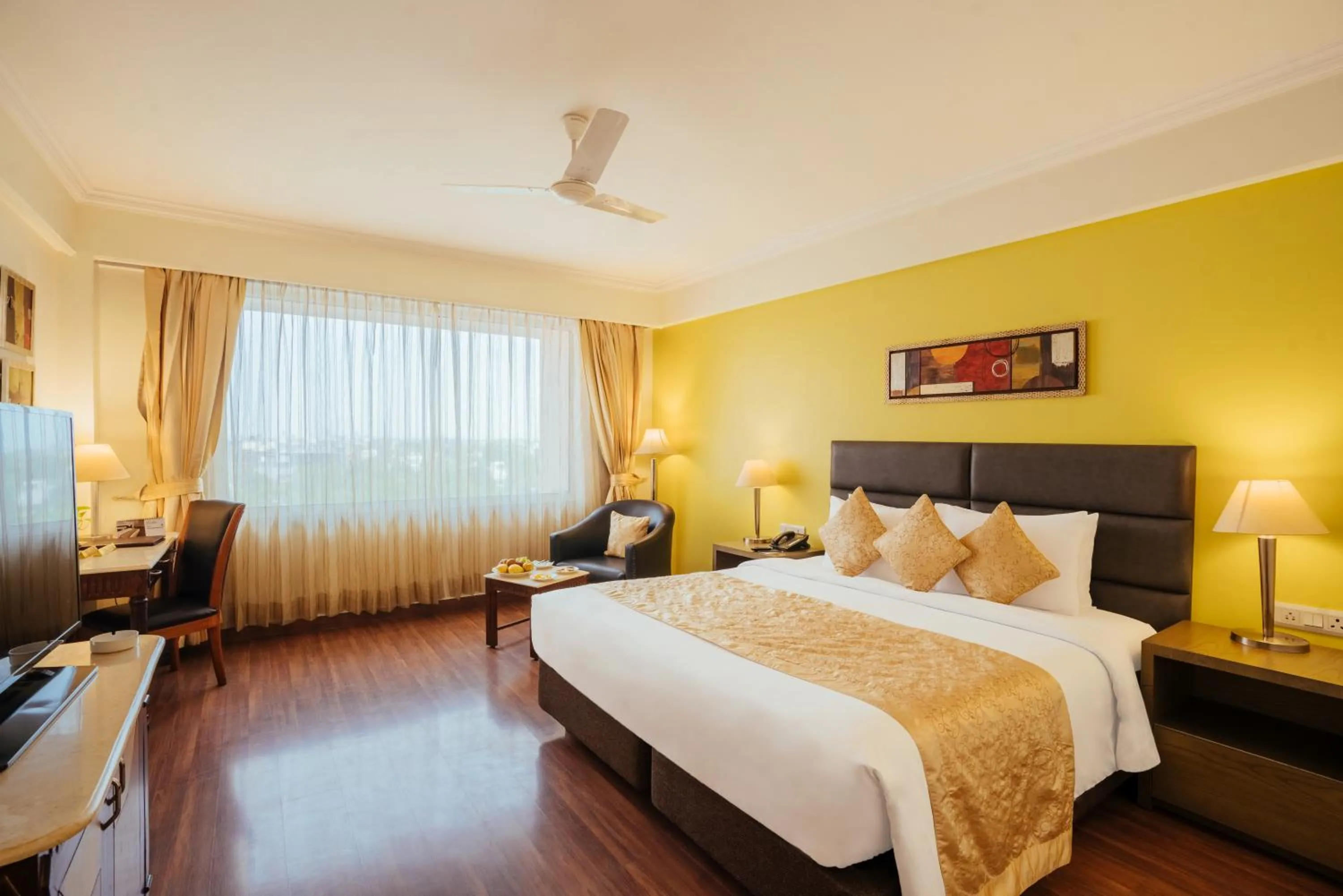 Executive King Room with complimentary business center access - single occupancy in The Piccadily