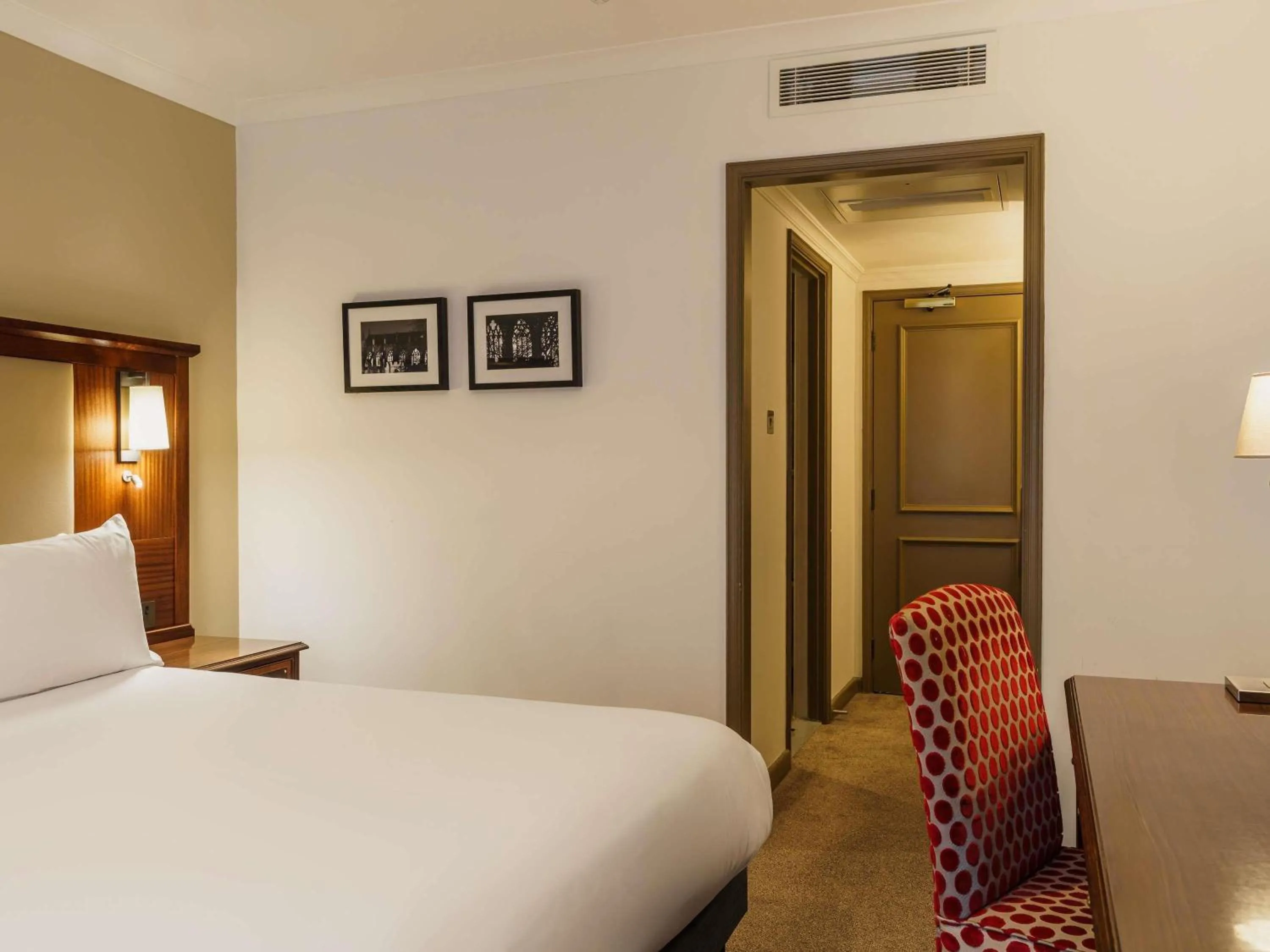 Accessible Classic Room with One Double or Two single Beds in Mercure Exeter Southgate Hotel