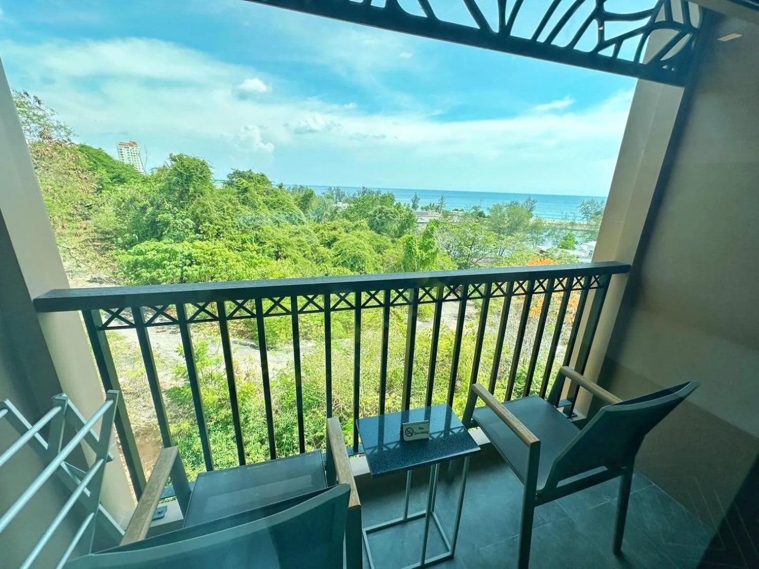 Deluxe King Room in The Proud Karon Beach Phuket Trademark Collection By Wyndham