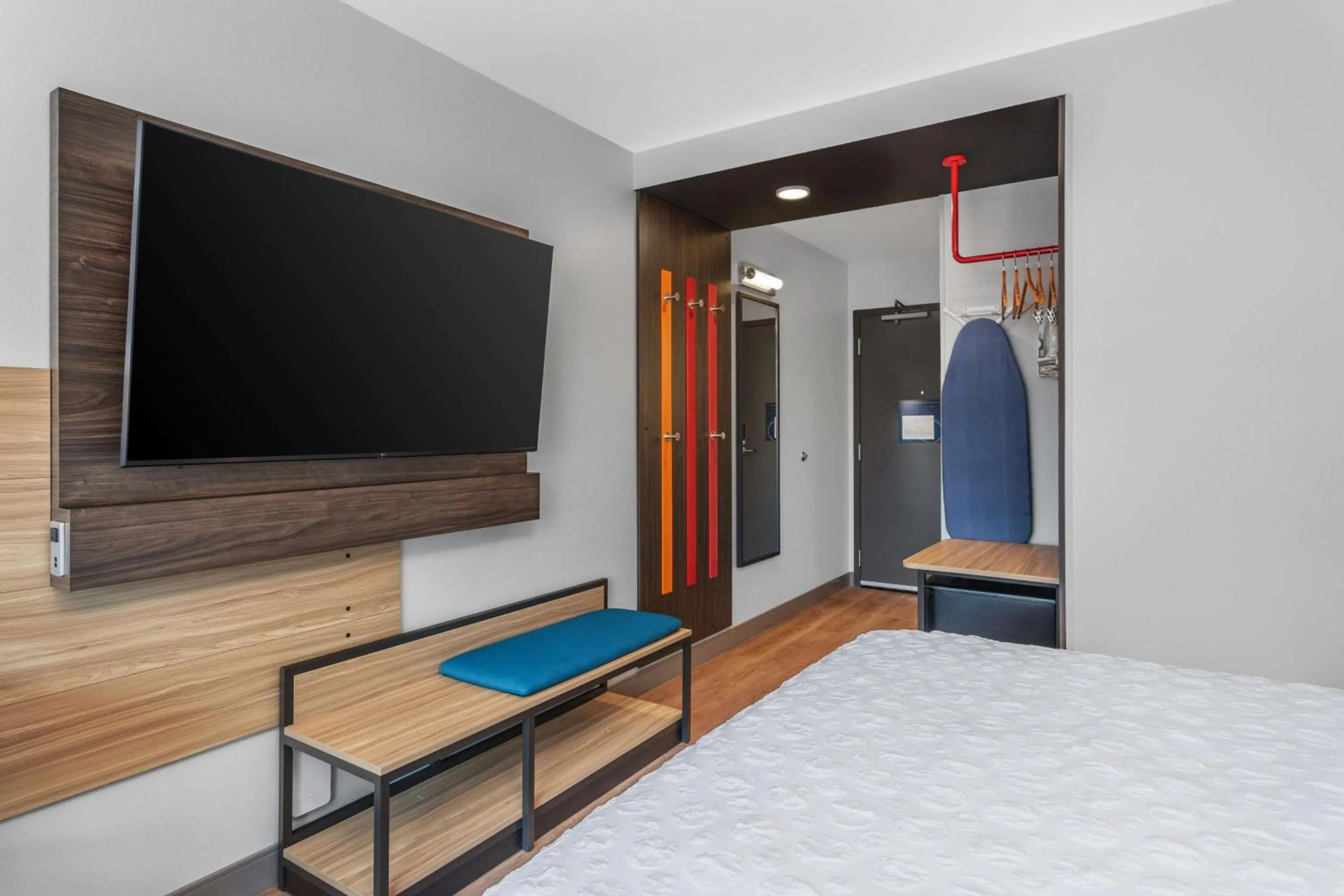 King Room with Walk-In Shower in Tru By Hilton Janesville