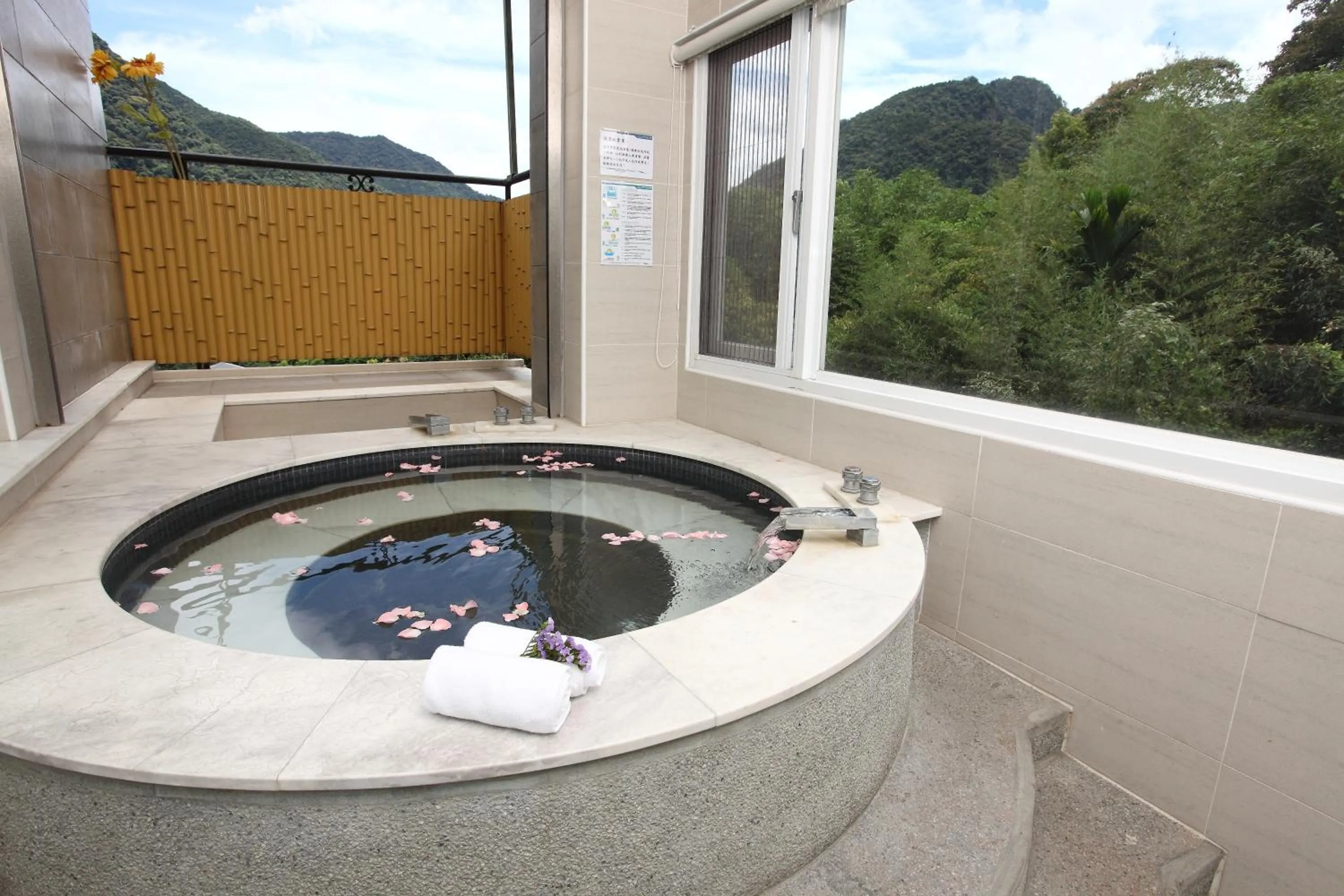 Deluxe Quadruple Room in Hotspring World Wulai