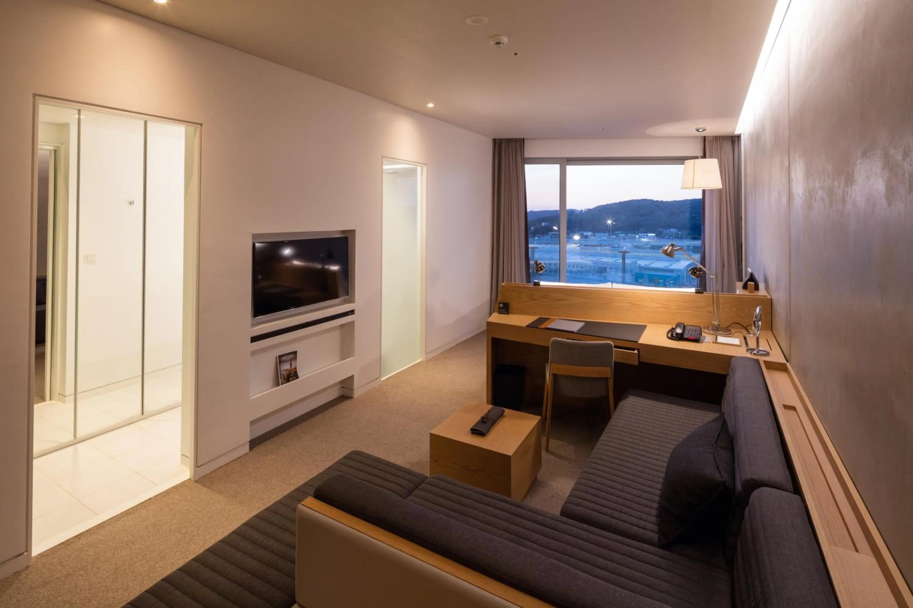 Deluxe Double Room with Mountain View in Nest Hotel Incheon