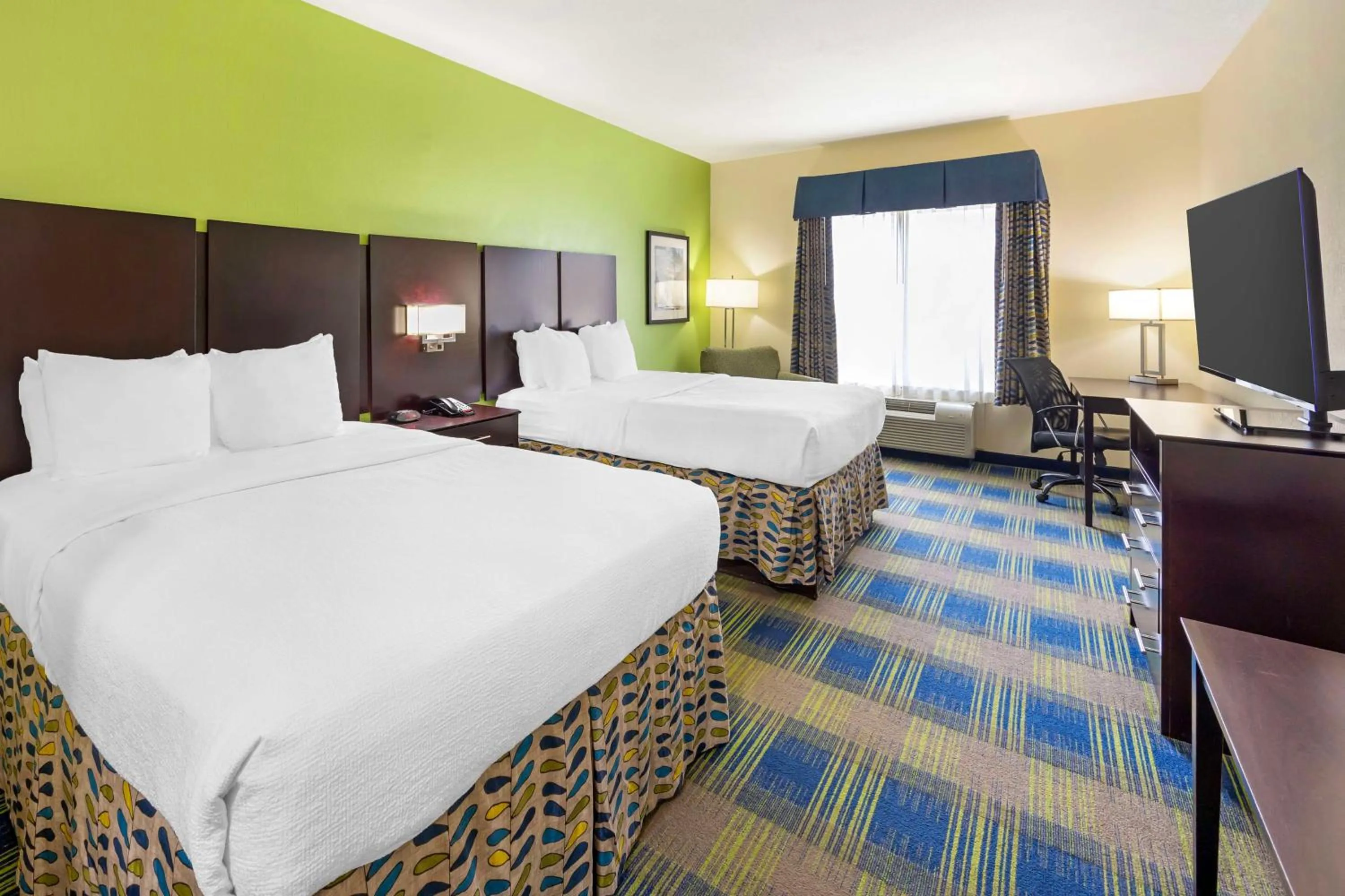 Deluxe Queen Suite with Two Queen Rooms with Kitchenette in Best Western Plus Pratt